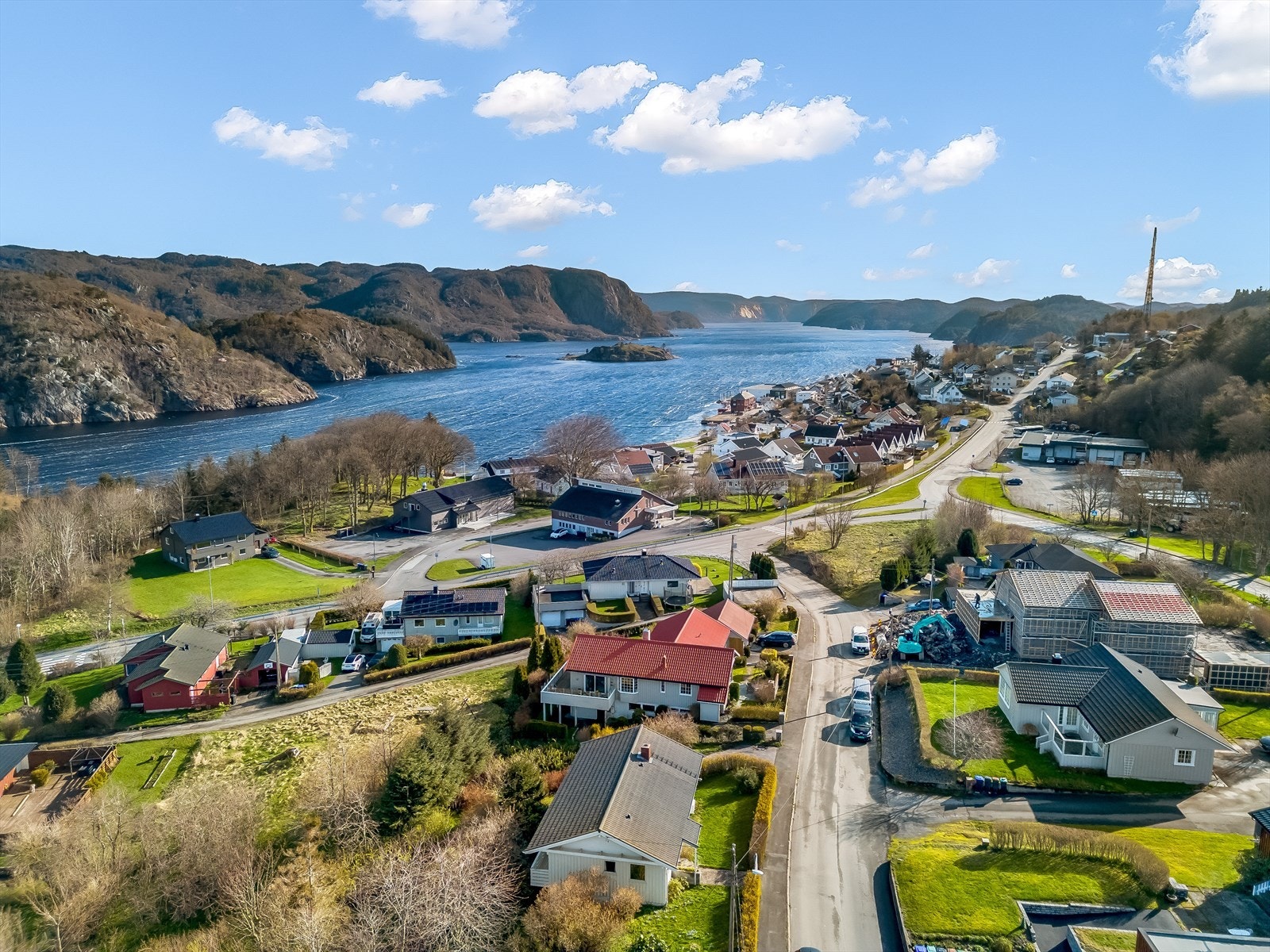 Eiendommen ligger fint plassert med kort avstand til sentrum, skoler og barnehage. Galleribilde