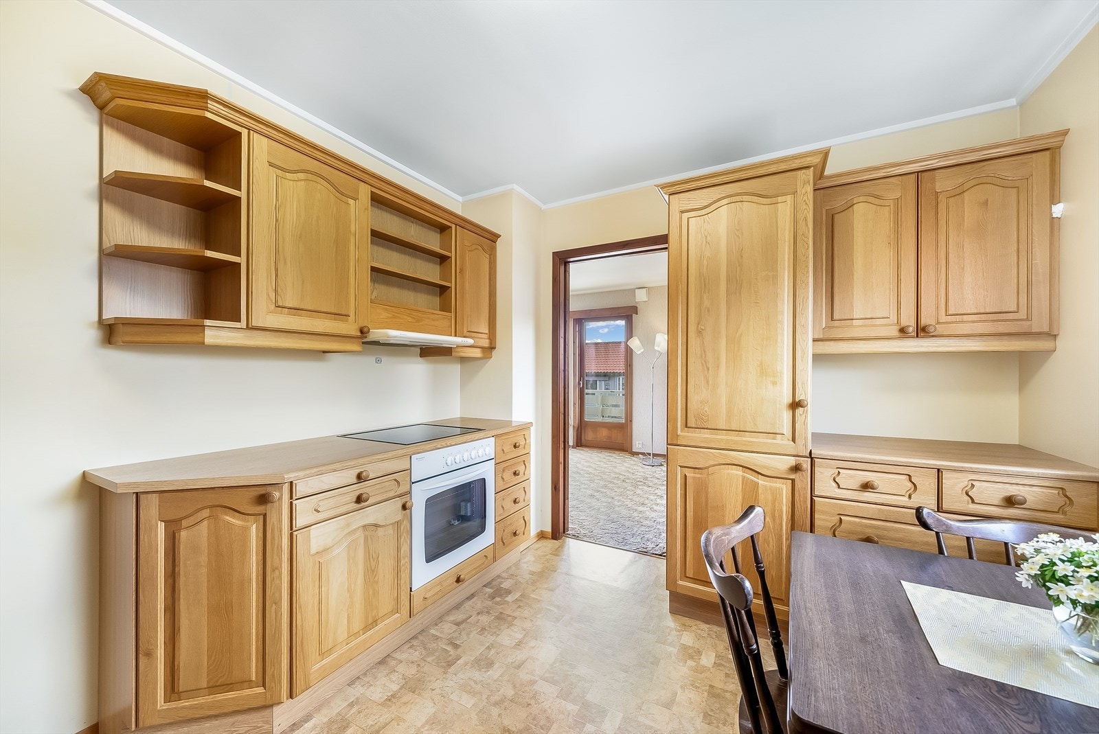 Kjøkkenet har gjennomgang fra gang til stue. Galleribilde