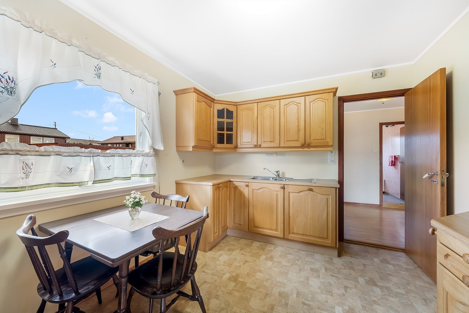 Plass på kjøkkenet til spisemøblement ved vinduet. Kjøkkenet har godt med skap- og benkeplass, noe som gir rom for en god arbeidsplass. Galleribilde