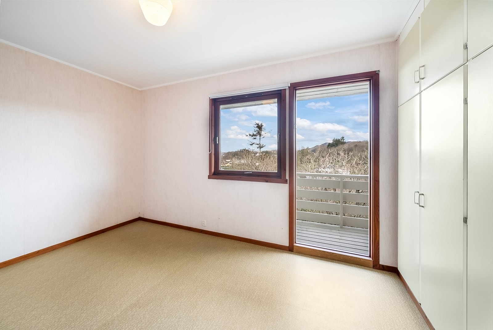 Hovedsoverom med utgang til egen praktisk luftebalkong. Galleribilde