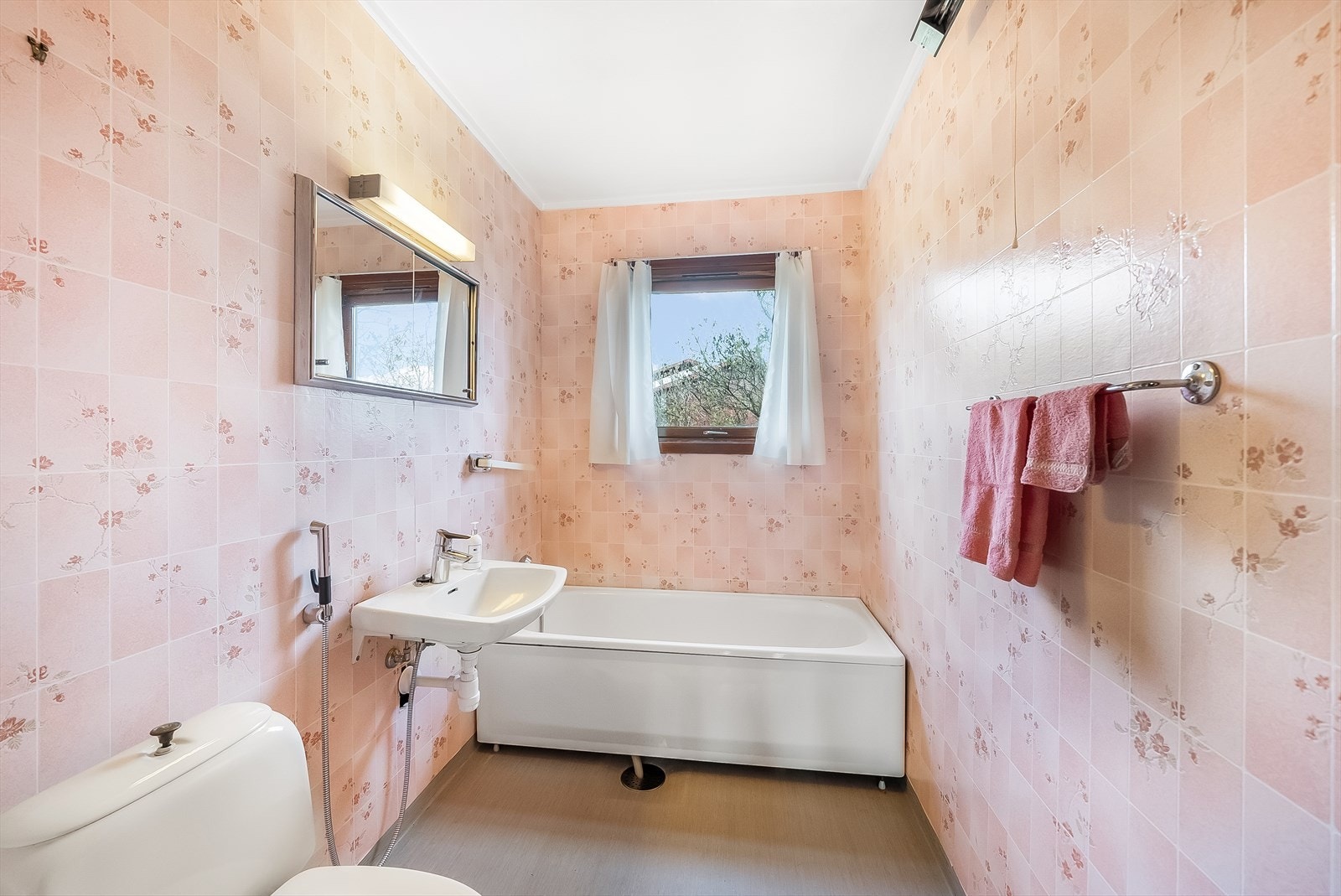 Badet ligger i hovedetasjen rett ved soverommene. Galleribilde