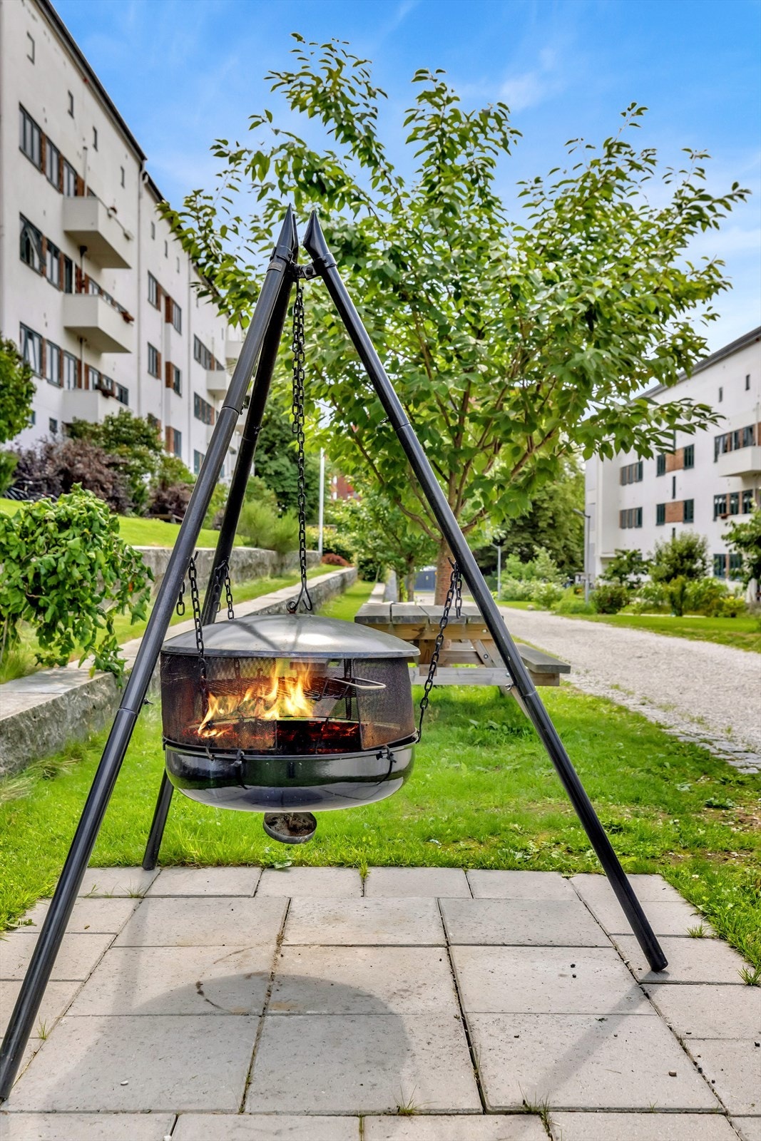 Her er det mulighet for både å sole seg og sitte ute i gode venners lag på varme sommerkvelder. Man kan enkelt ta med seg en pizza fra Lofthus pizza på hjørnet av Funkisgården og nyte i bakgården om man ønsker. Galleribilde