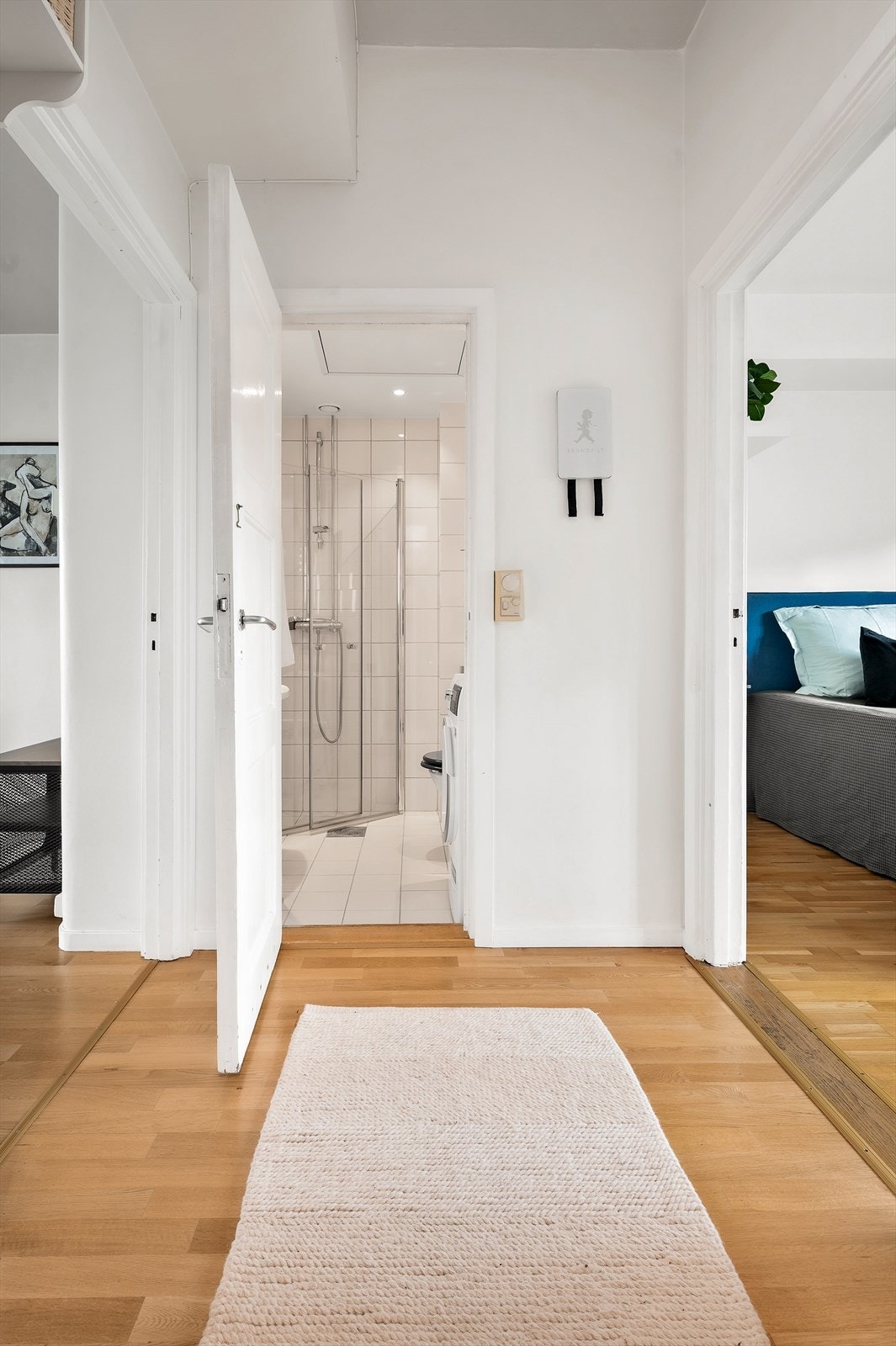 Lekkert flislagt bad rehabilitert i 2005 i regi av borettslag. Varme i gulv. Galleribilde