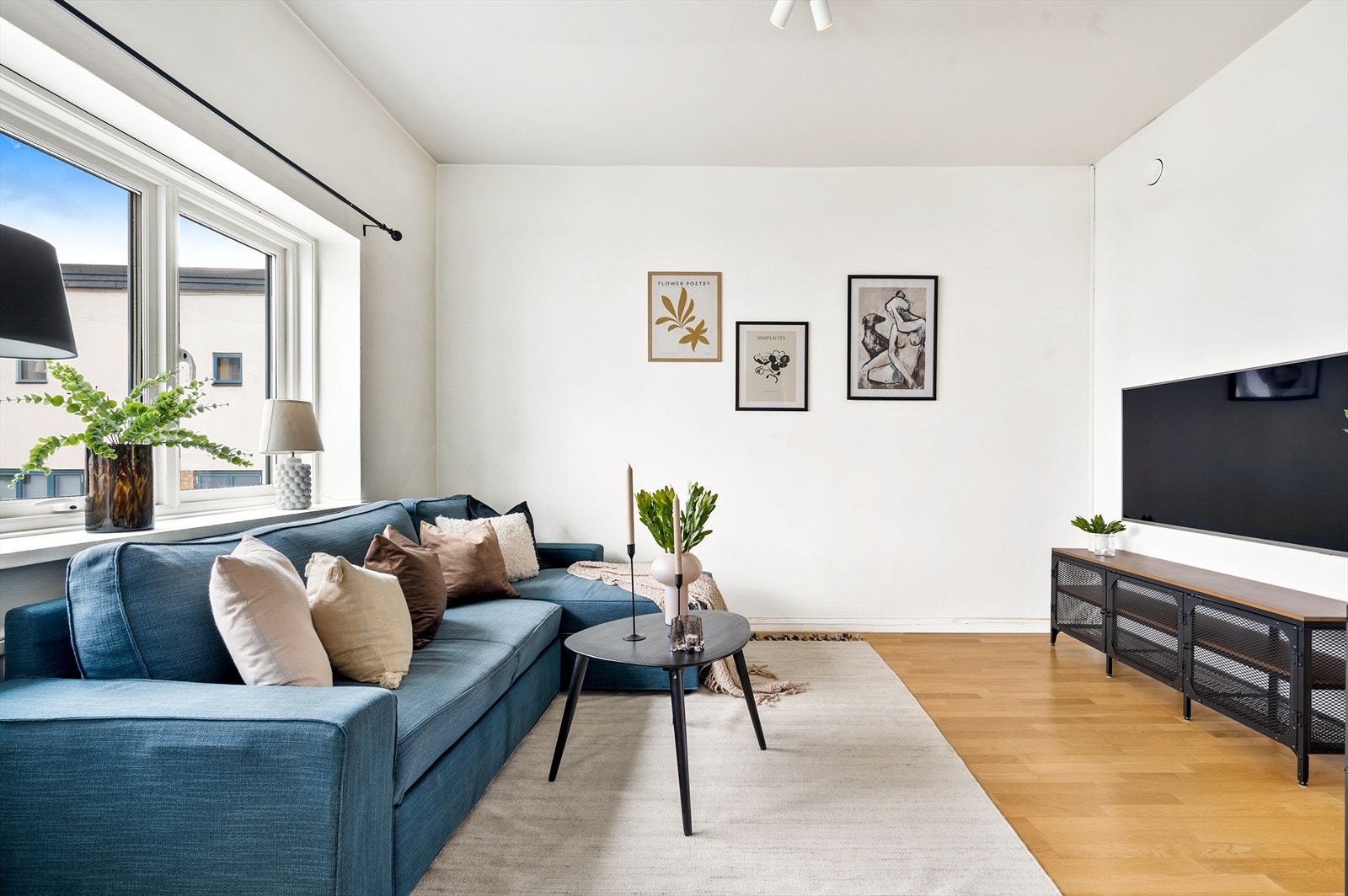 Malt himling, malte vegger i lys ferge og parkett på gulv. Galleribilde