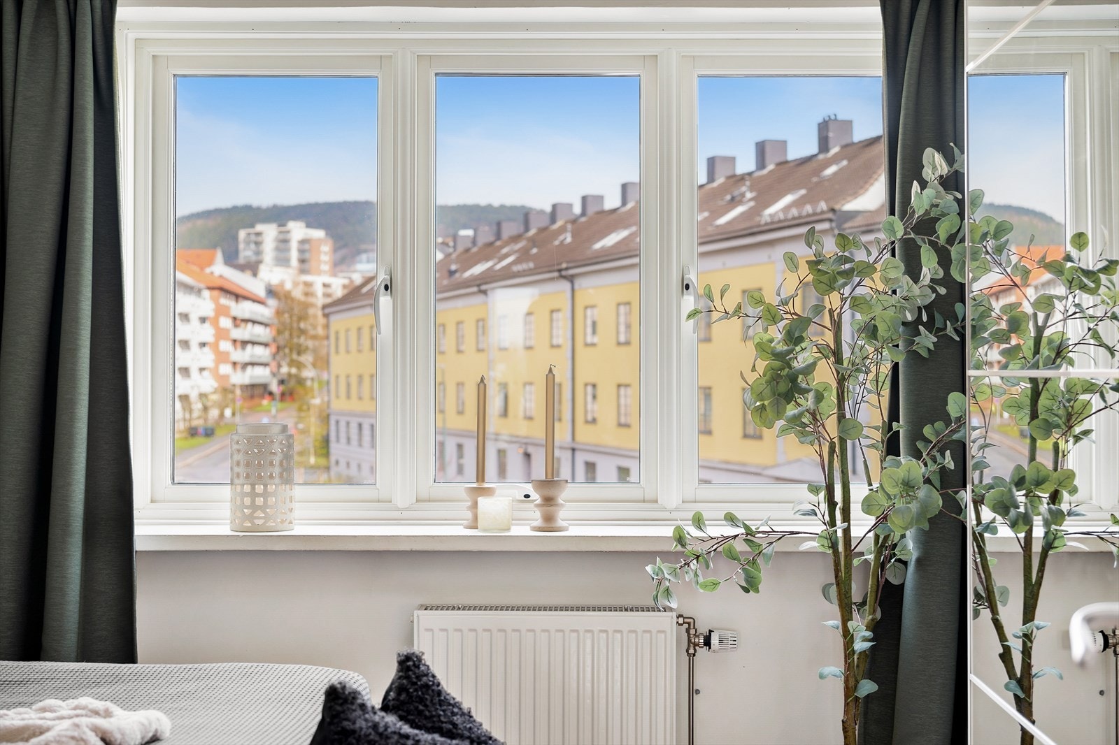 Verdt å merke seg at vinduene er godt lydisolert - man hører nesten ingenting av trafikken utenfor soveromsvinduet." Galleribilde