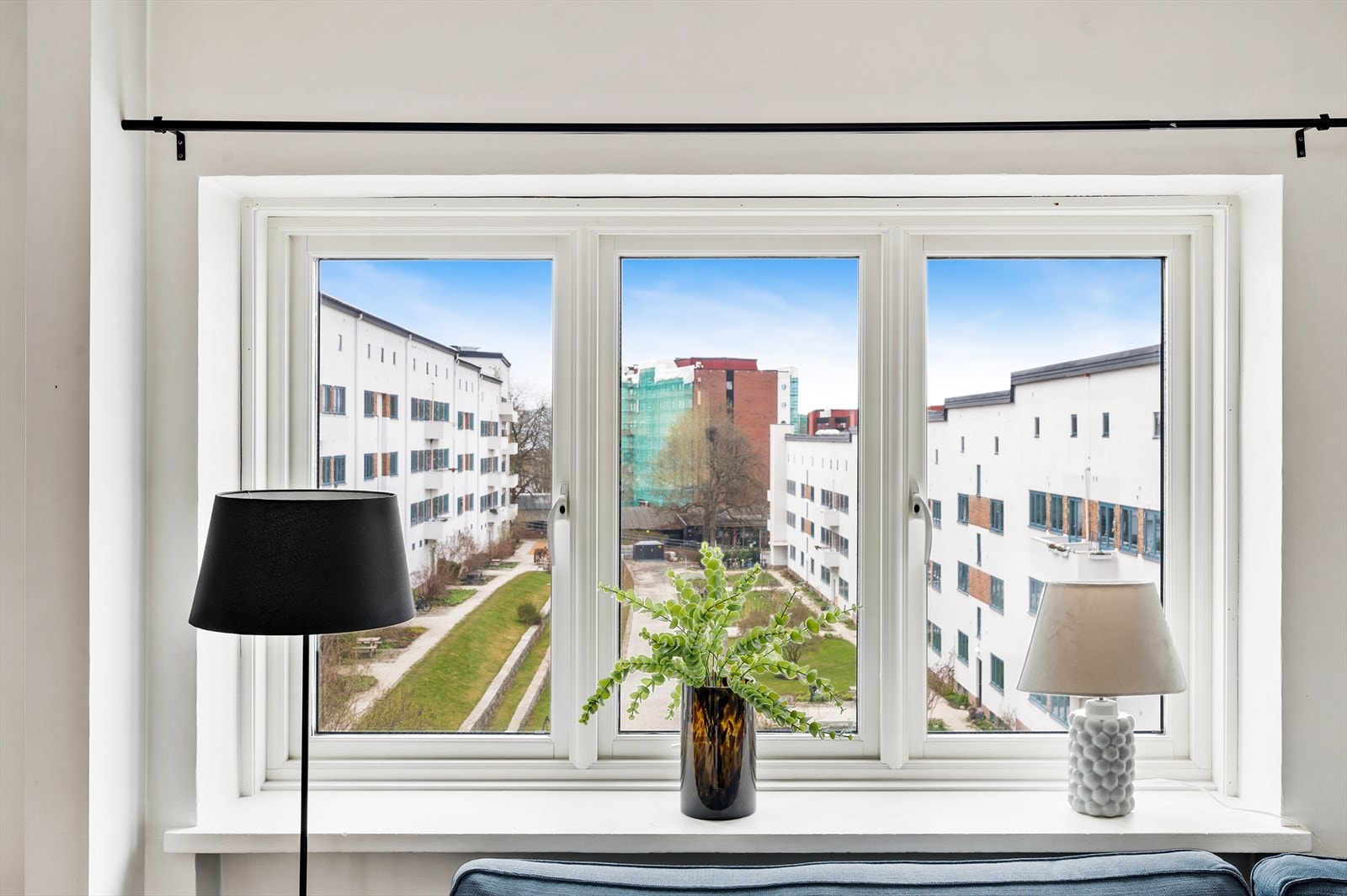 Gjennomlysning i leiligheten og solforholdene rundt bygget gjør at det er veldig gode lysforhold som også gjør at leiligheten føles større enn den er. Galleribilde