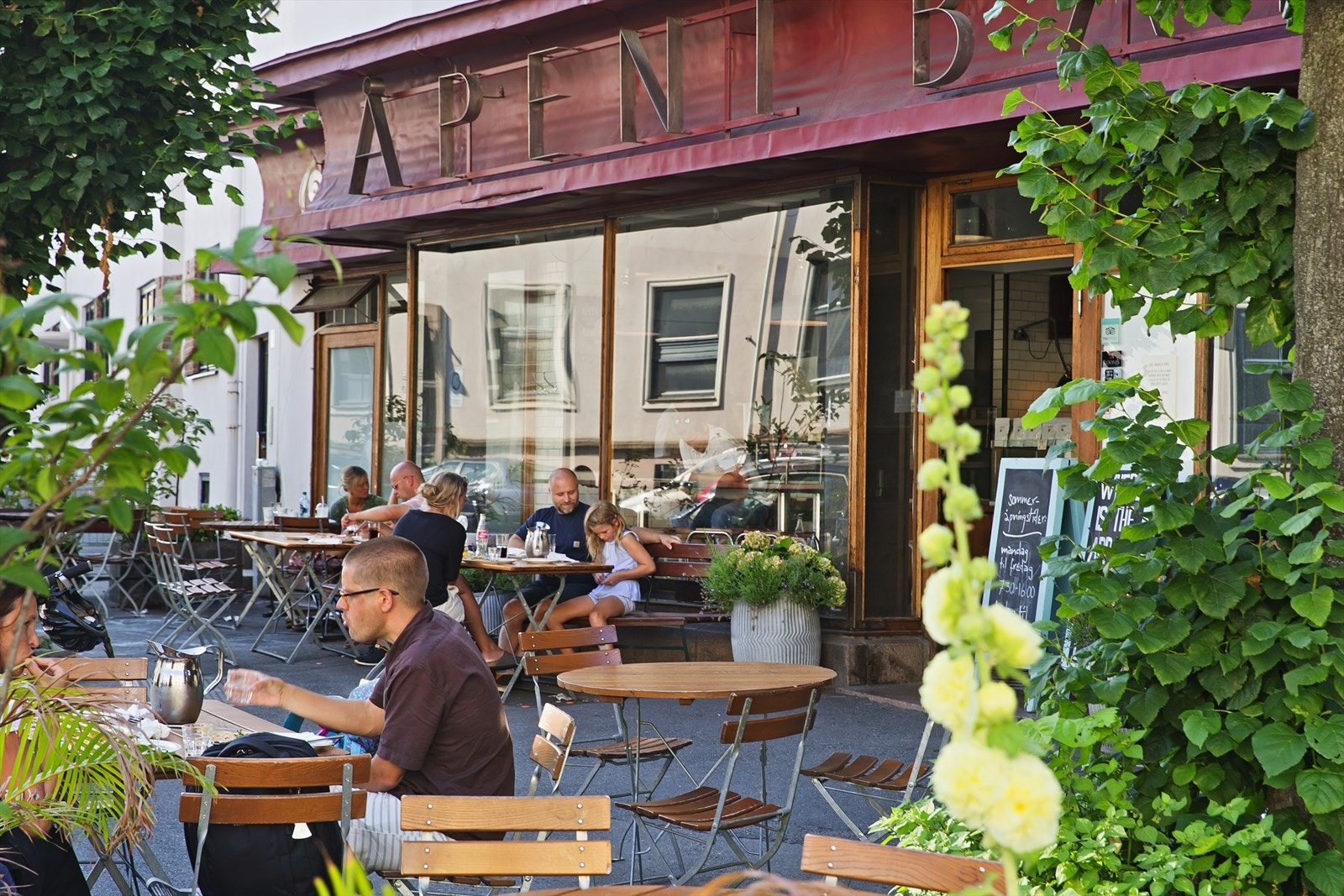Åpent bakeri Åpent Bakeri med Lofthus Samvirkelag, hvor du på kvelden finner en av Oslos kanskje beste pizzarestauranter. Galleribilde