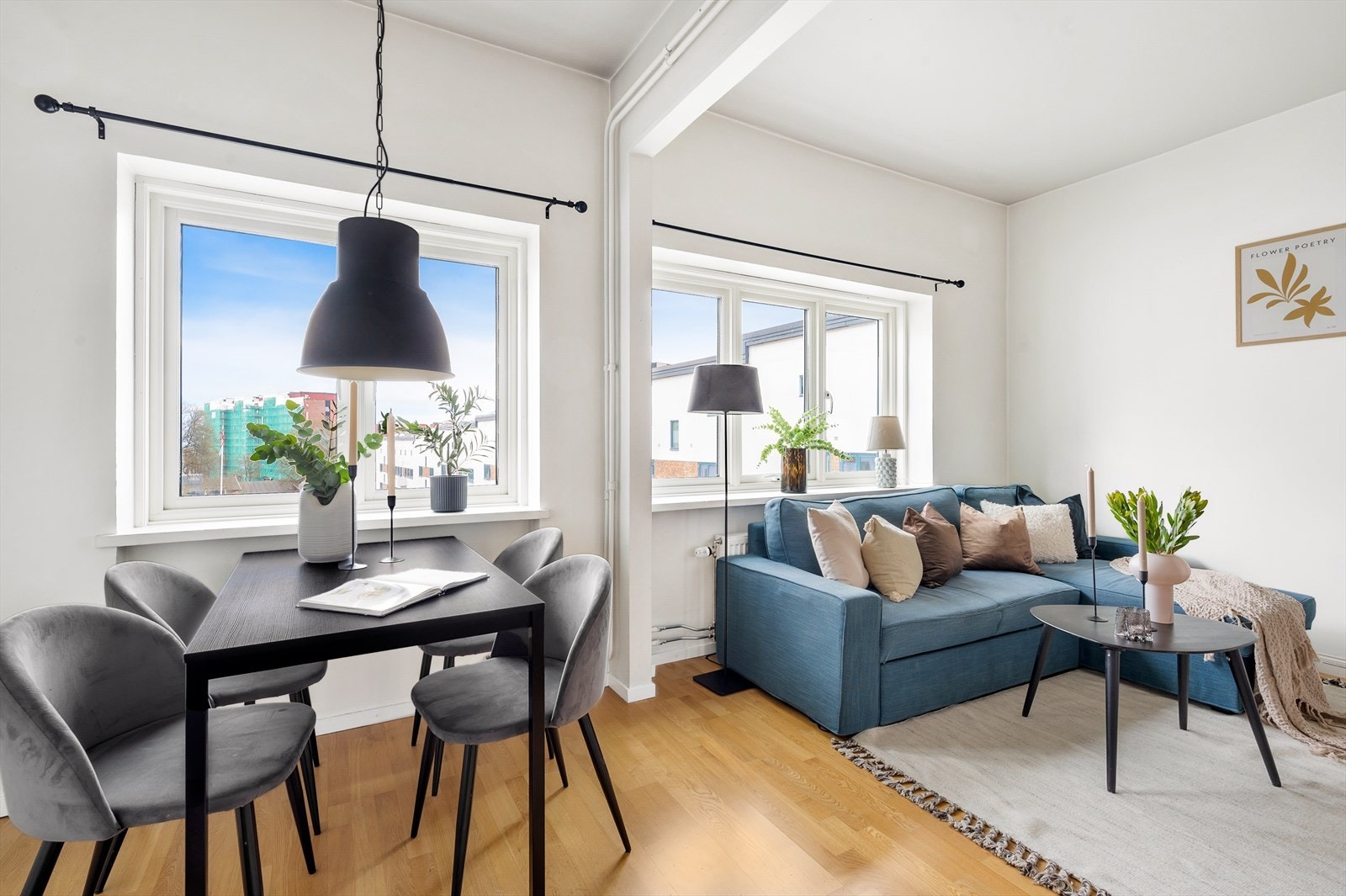 Fin stue med plass til sofagruppe og tv Galleribilde