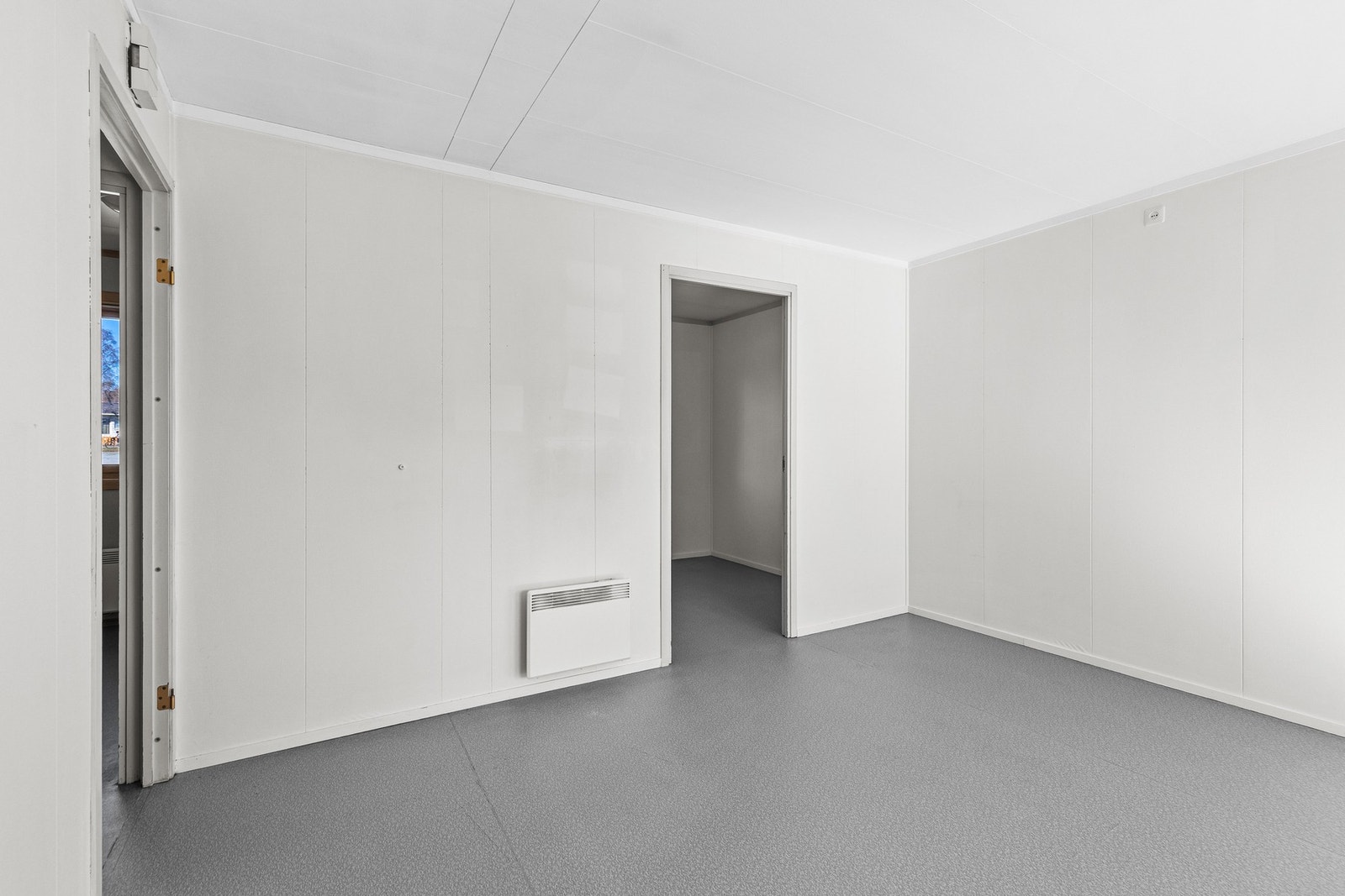 Det disponeres parkeringsplasser i området rundt miniboligene. Galleribilde