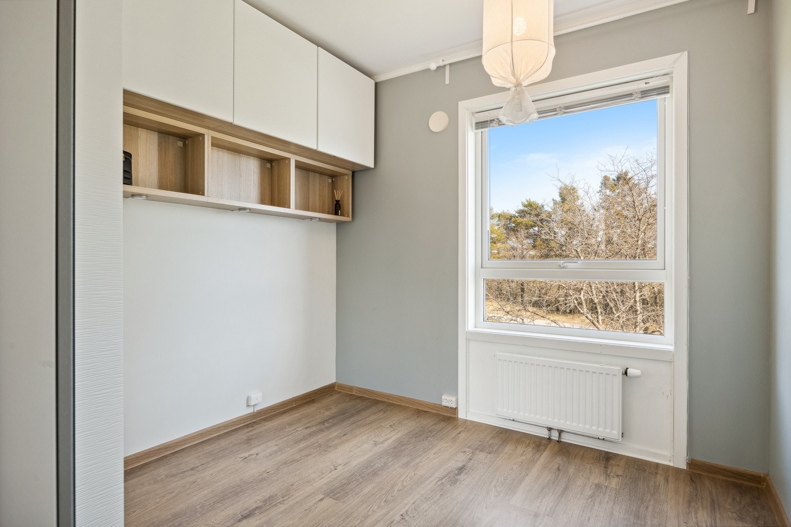 Alle soverommene har store vindusflater som slipper inn mye dagsslys. Galleribilde