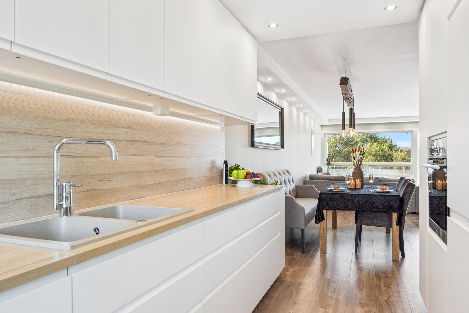 Hvitevarer er integrerte og består av stekeovn, platetopp, oppvaskmaskin, kjøleskap og fryser. Kjøkkenet har en moderne, hvit innredning fra 2020 med integrerte hvitevarer. Galleribilde