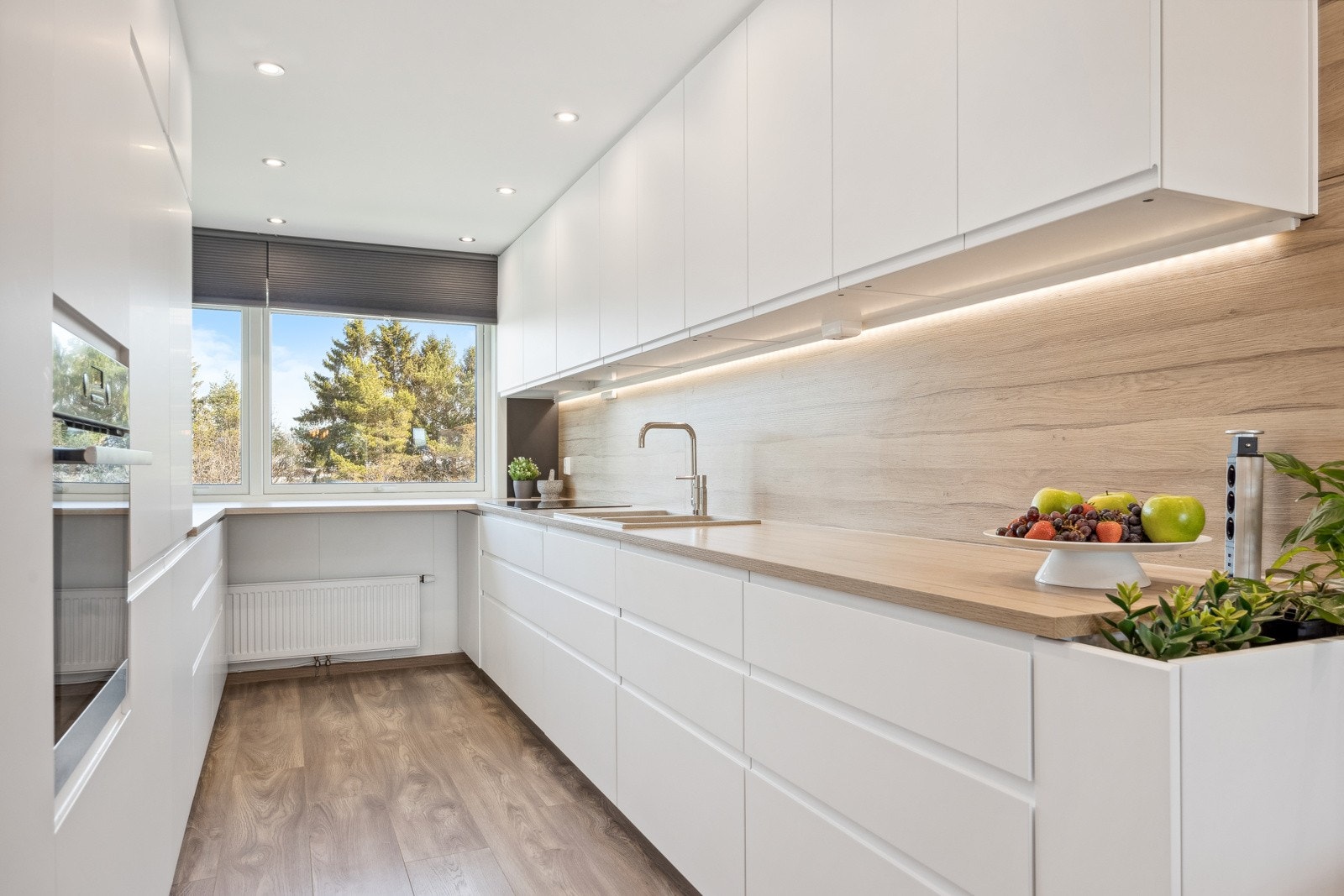 Kjøkkenet har god oppbevaringsplass med takhøye overskap og en rekke store skuffer. Benkeplatene er i laminat. Galleribilde