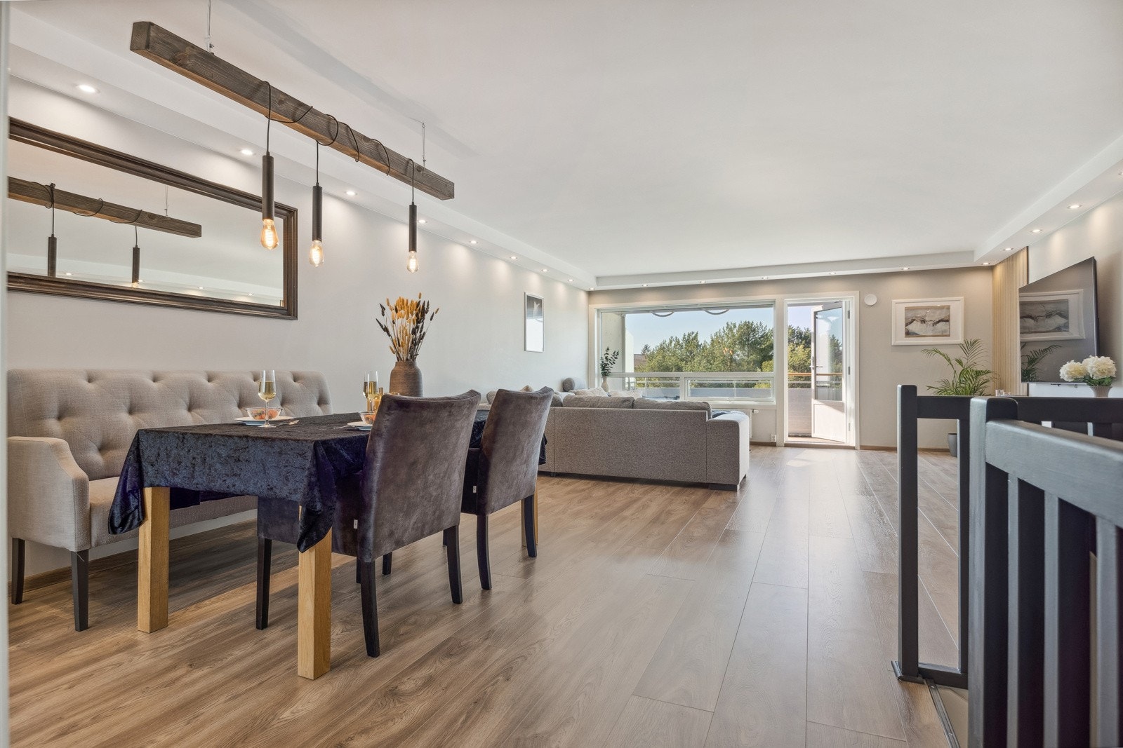 Fra stuen er det åpen løsning inn mot spiseplassen og kjøkkenet. Gulvet er lagt sømløst mellom rommene. Galleribilde