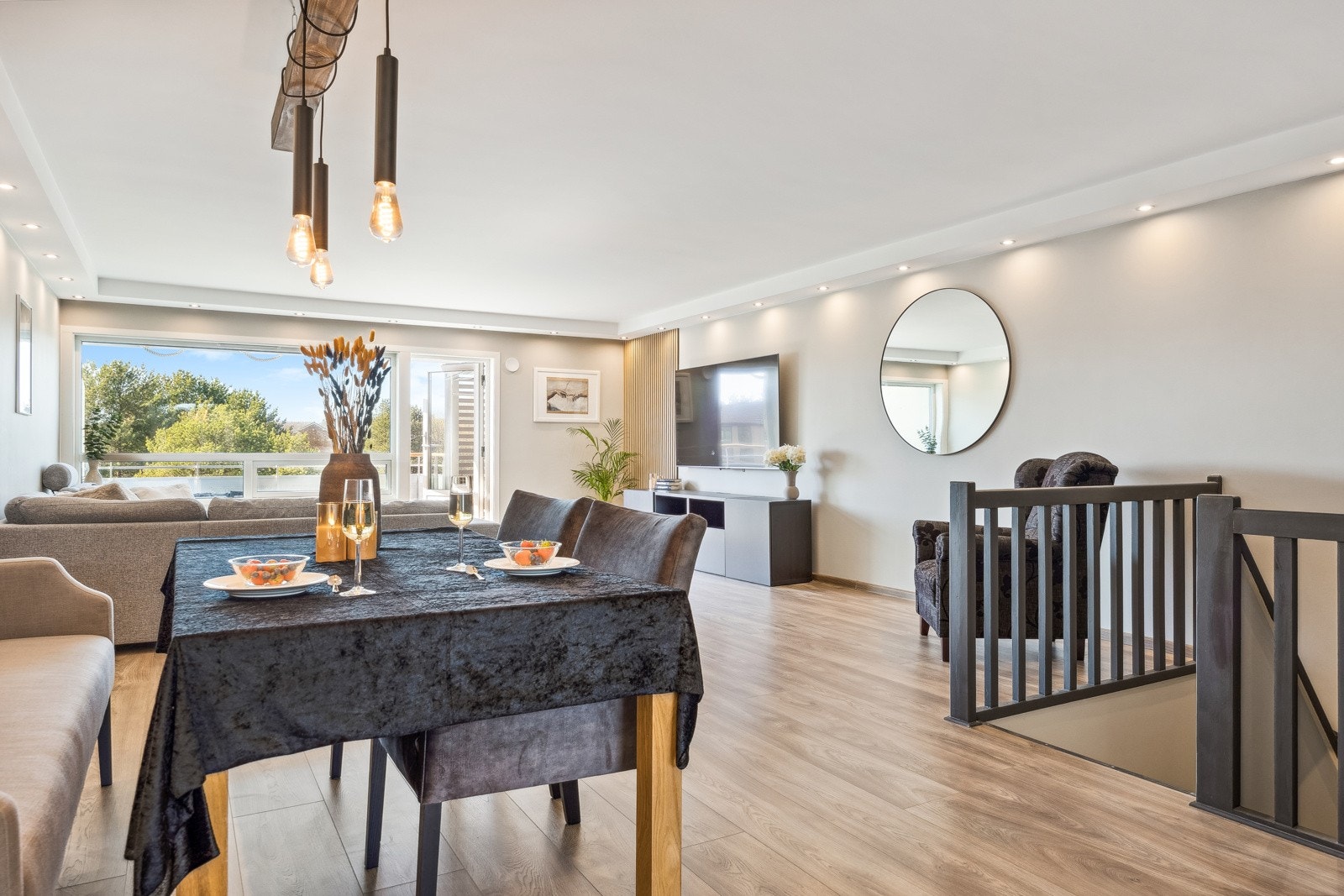 Ved kjøkkenet kan man enkelt plassere spisestuedel hvor det er god plass til langbord. Galleribilde