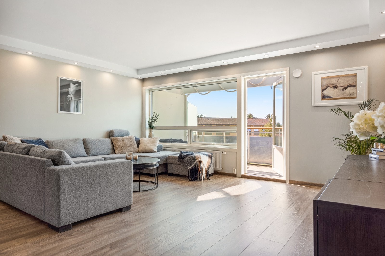 I himlingen har stuen downlights som gir godt lys og setter stemningen på kveldstid. Galleribilde