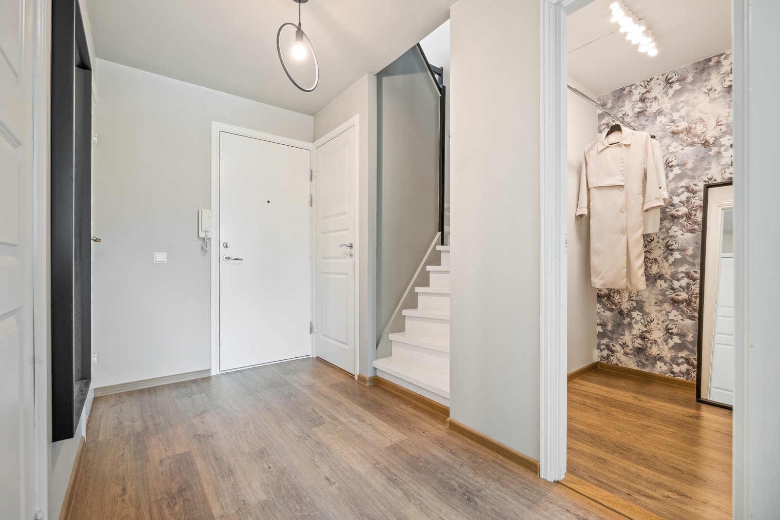 Det er god plass til å henge fra seg yttertøy ved entreen. Det er ellers god lagringsplass i bod på 13 kvm. Galleribilde