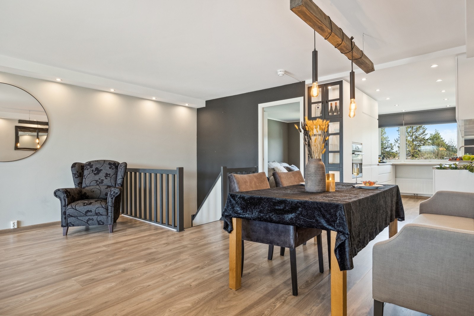 Eiendommen ligger i et fredfullt og attraktivt område tett på skoler i alle trinn. Galleribilde