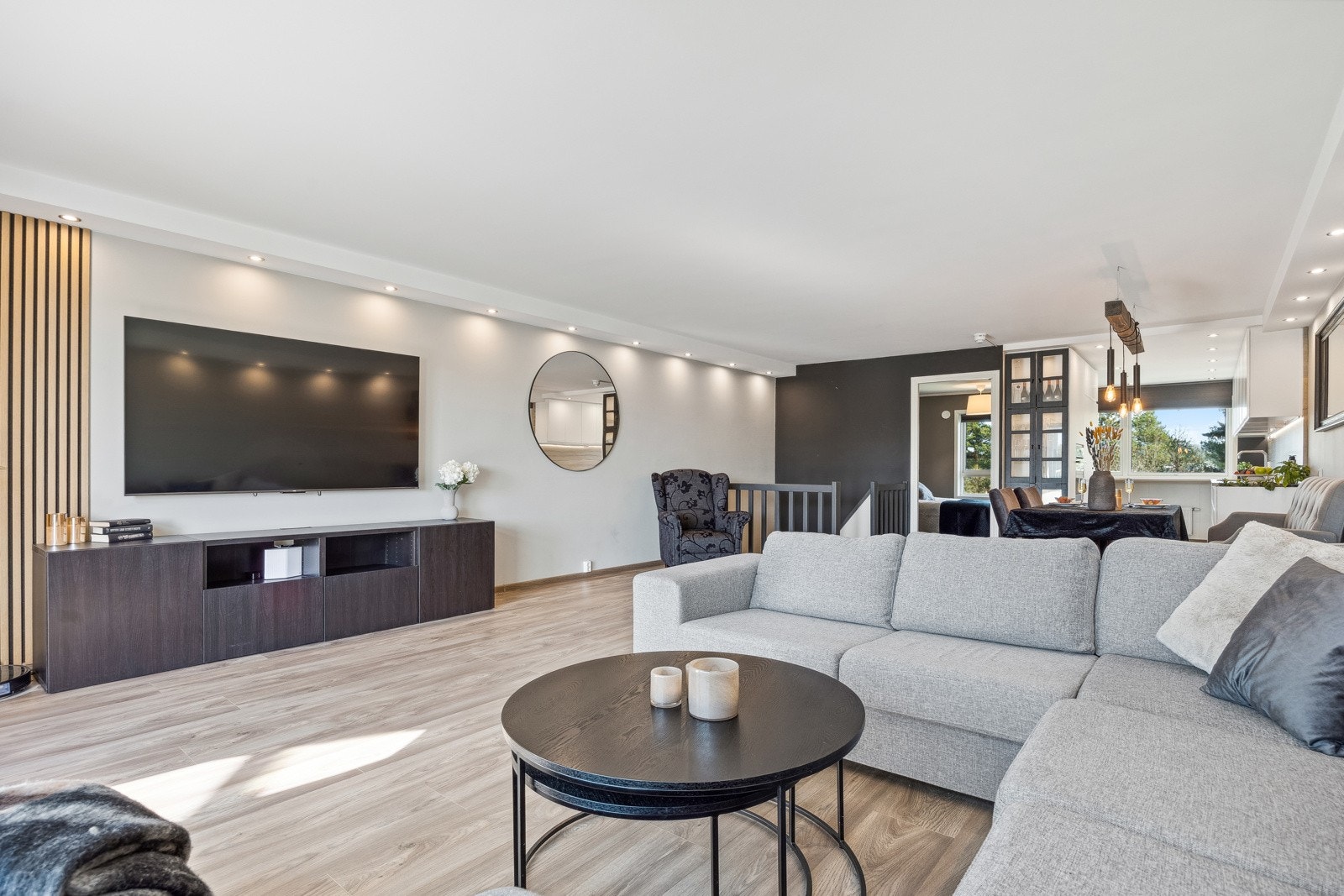 Stuen fremstår enkel å møblere, og har plass til hjørnesofa, tv-møblement, bokreol og godstol. Galleribilde