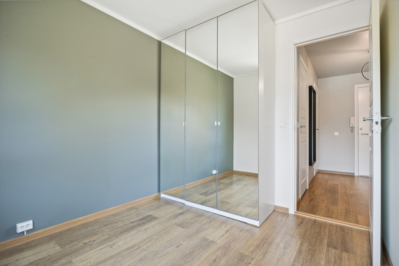 De 2 soverommene i 2. etasje er 7,5 kvm hver, hvorav denne har garderobeskap med speilfront. Galleribilde