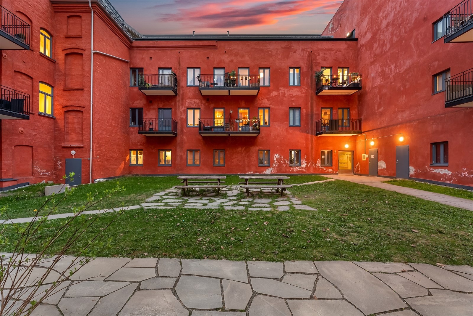 - Borettslaget har en flott bakgårdshage som har mye sol på sommeren - Galleribilde
