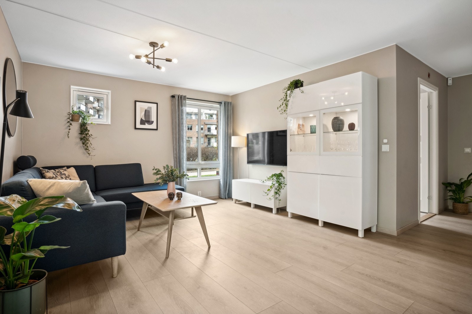 Gjennomgående endeleilighet med meget gode lysforhold hele året Galleribilde
