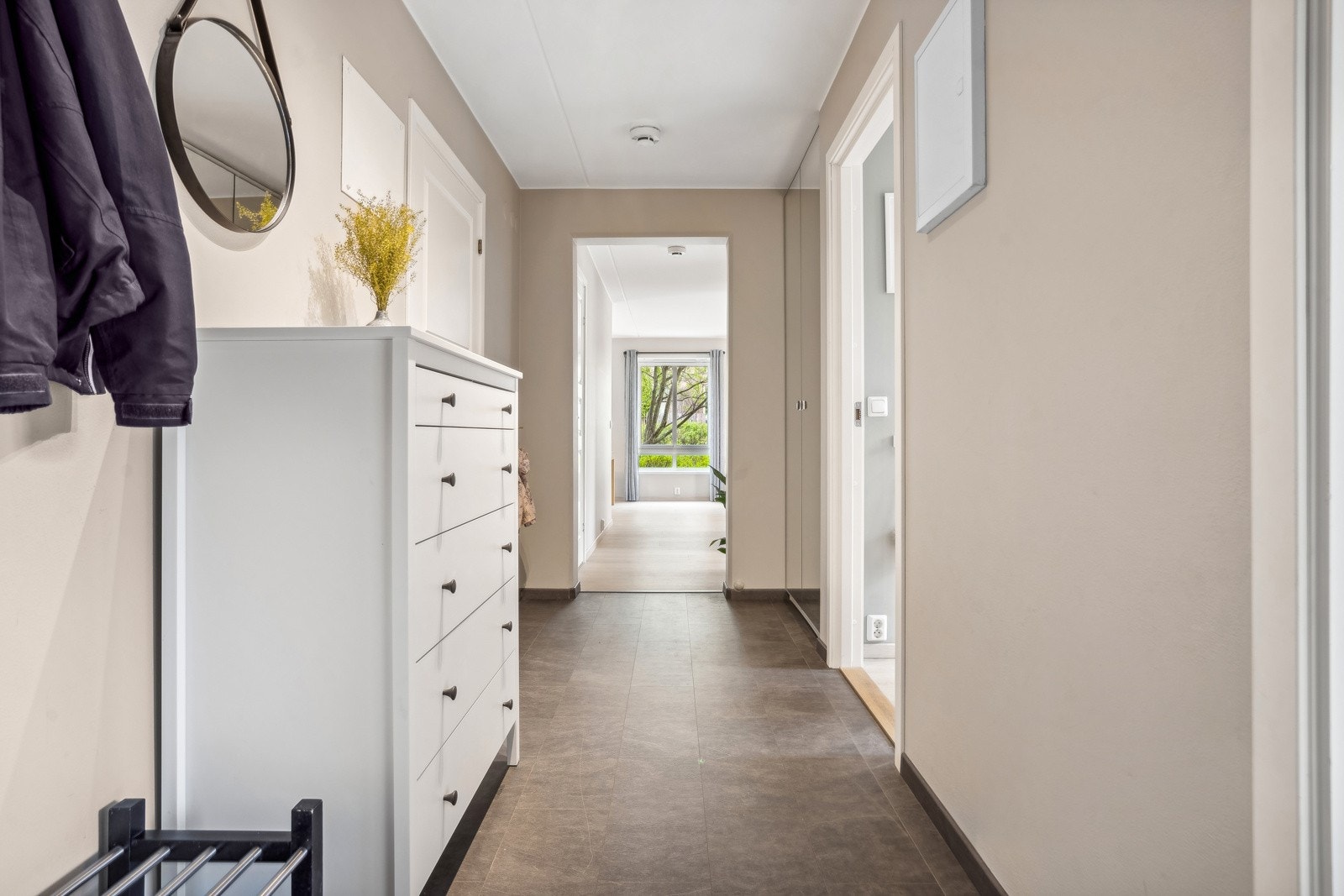 Leiligheten har vindu på gavlvegg, mye naturlig lys Galleribilde