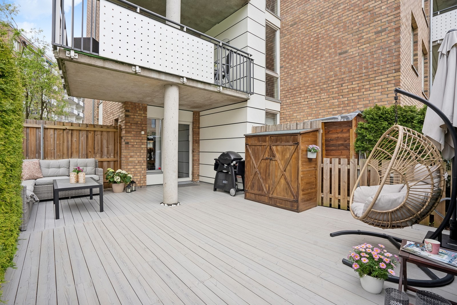 Stor sydvestvendt inngjerdet markterrasse på 34 kvm. Velkommen på visning i Etterstadkroken 7 B! Galleribilde