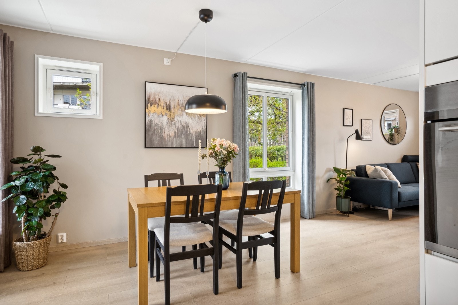 Endeleilighet med vindu på gavlvegg. God plass til stort spisebord i stuen Galleribilde
