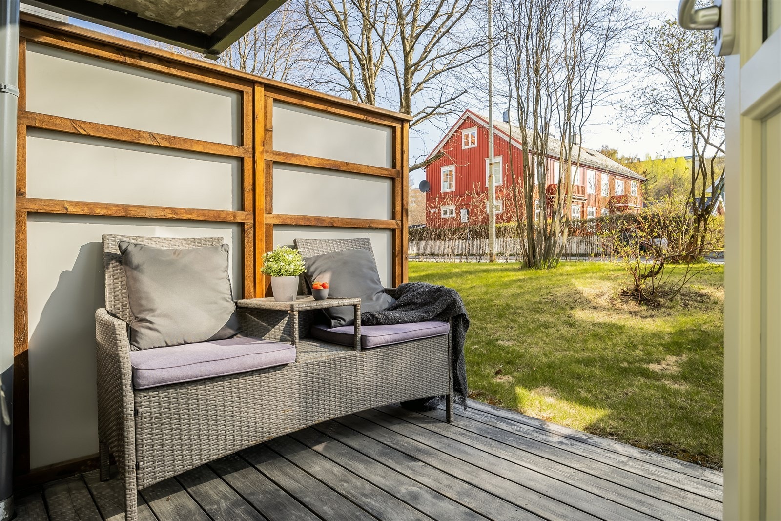 Direkte ut fra stuen ligger leilighetens lune terrasse. Terrassen er østvendt og byr på en deilig morgen og tidlig ettermiddagssol. Galleribilde