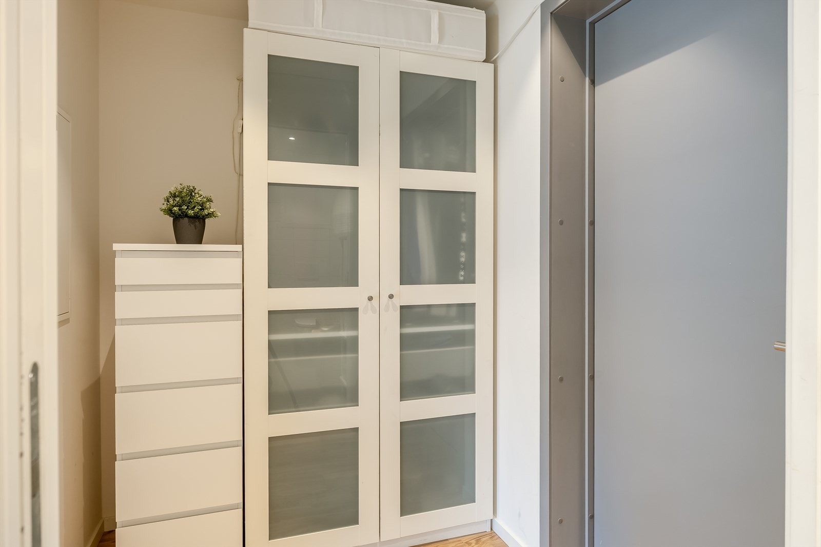 Entréen ligger på 3,4 m² og byr på praktiske oppbevaringsløsninger for yttertøy. Galleribilde