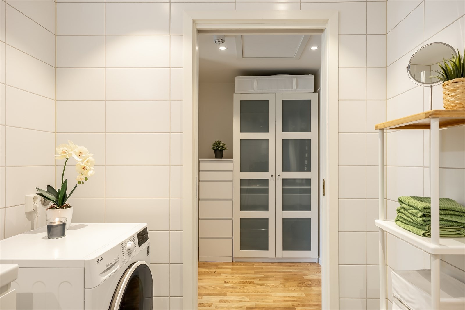 Borettslaget har parkeringsplasser i kjeller som fordeles etter venteliste. Dersom man får tildelt plass er det mulig å installere el-billader. Galleribilde