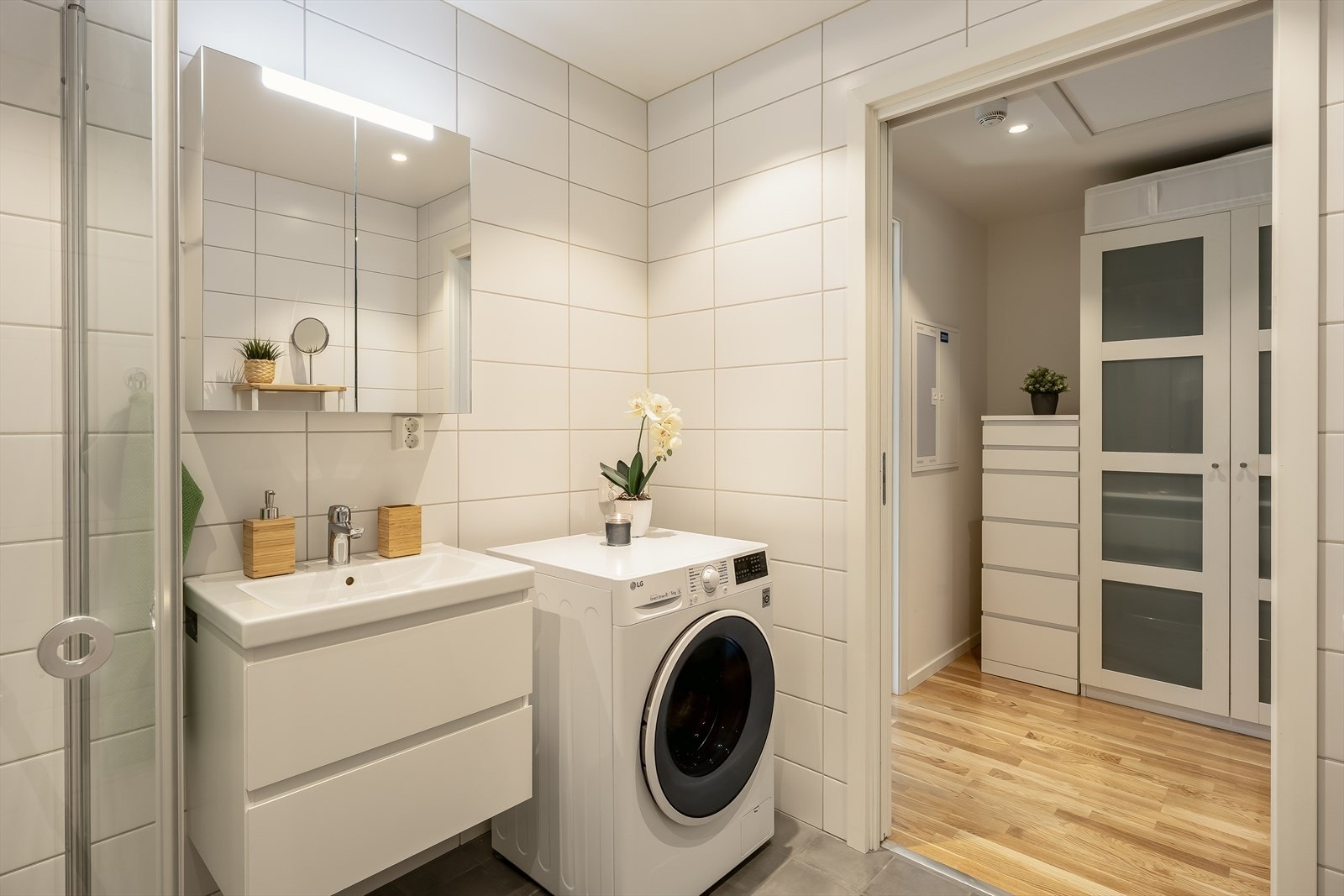 Leiligheten disponerer en bod på felles loft i 8. etasje. Boden har et mål på 7 m² ifølge takstmannen. Det er heis i bygget. Galleribilde