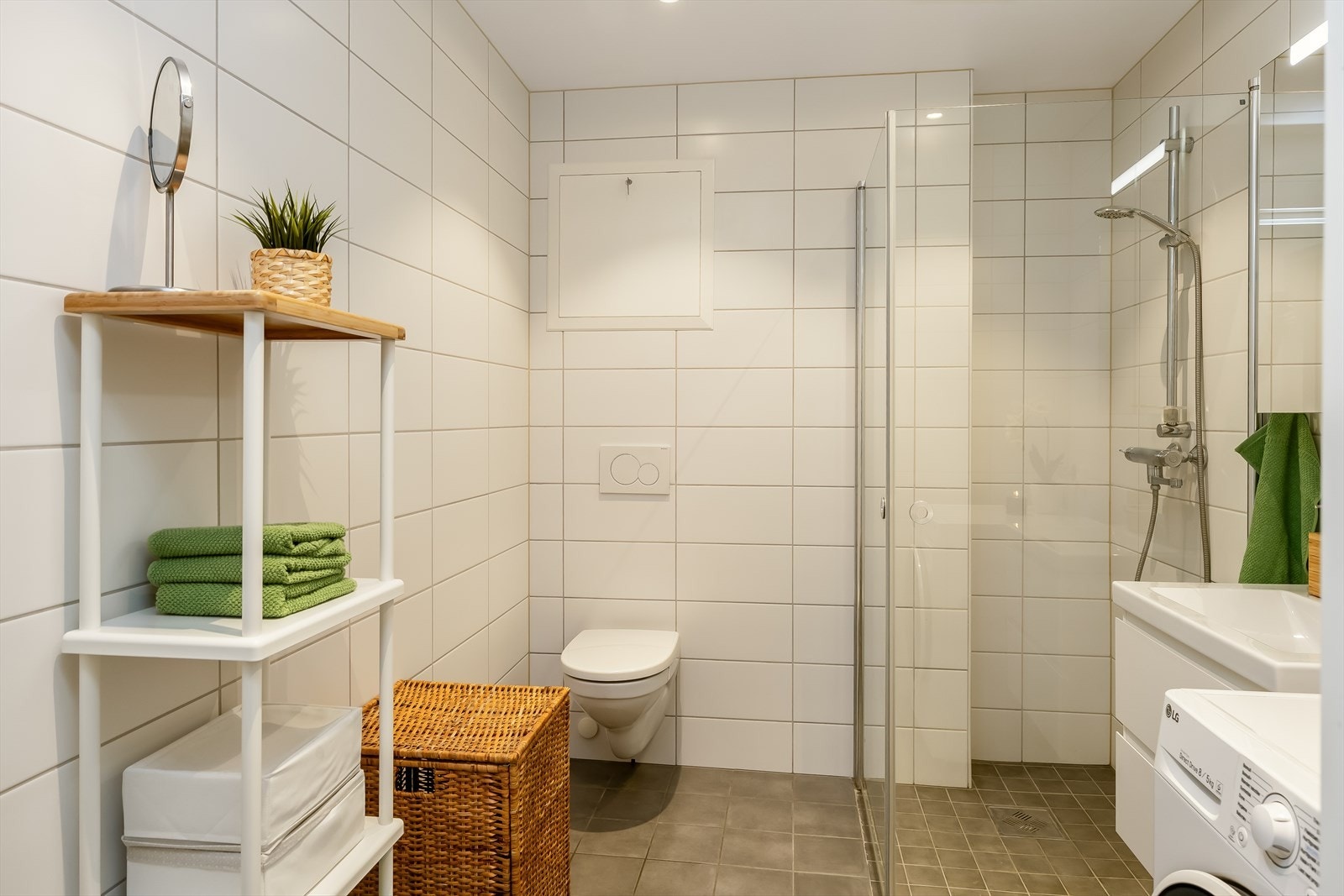 Direkte inn fra entrén ligger badet. Galleribilde