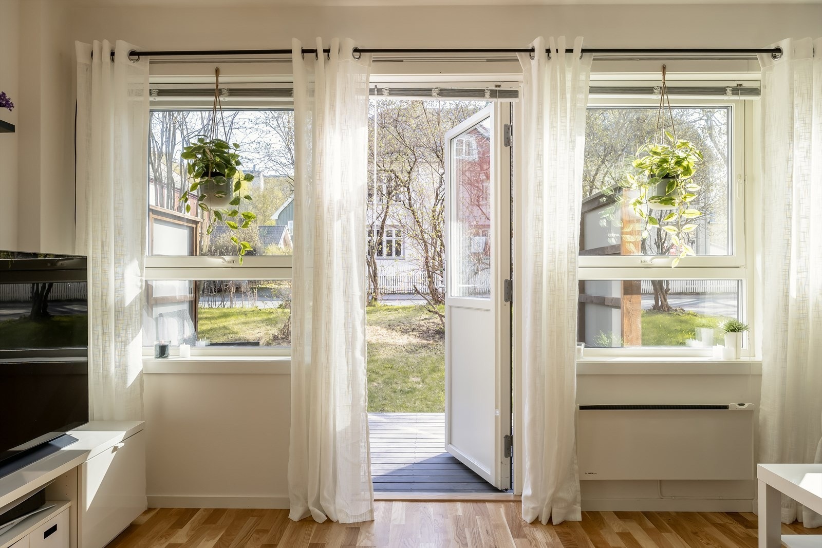 Det er rause vindusflater som gir rikelig med naturlig lysinnslipp. Galleribilde