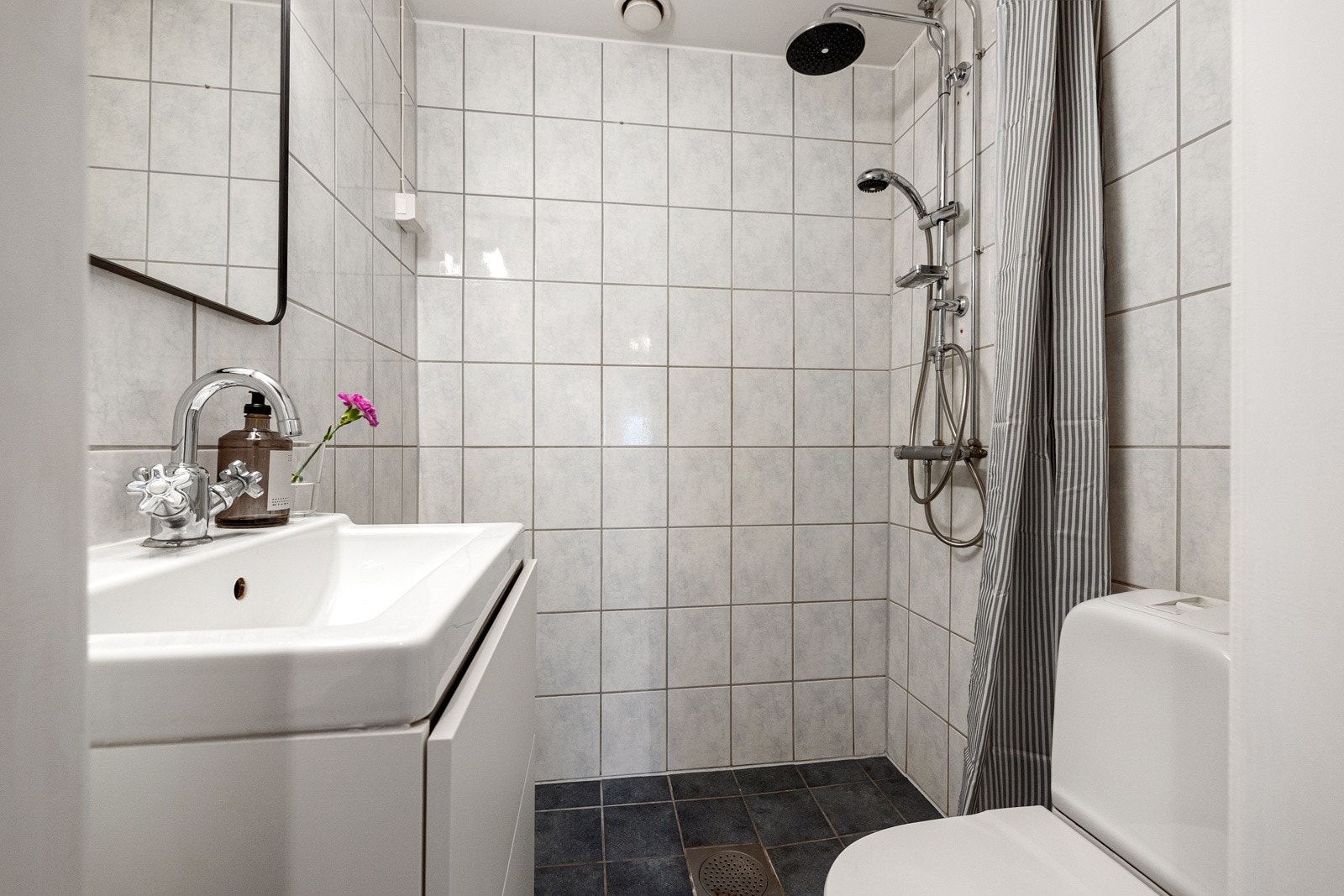 Badet ble rehabilitert i borettslagets regi, i 2005. Det er elektrisk varme i gulv, samt plass og opplegg til vaskemaskin i hjørnet. Galleribilde