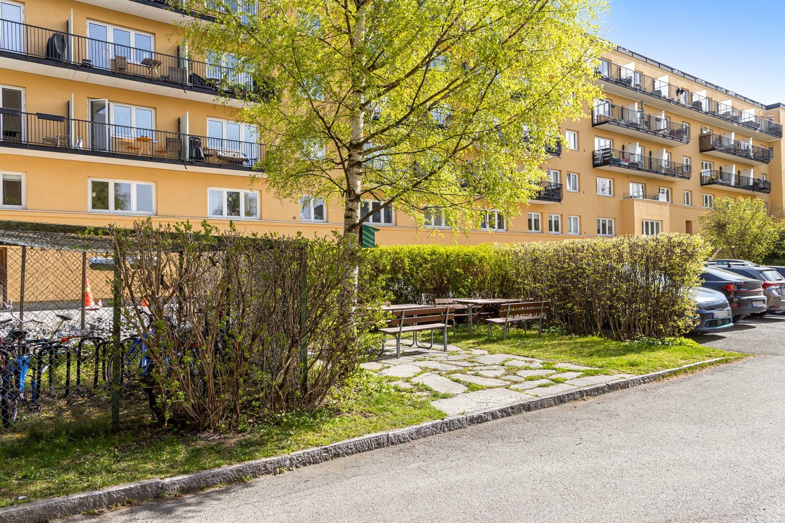 Det er inngangsdører på hver side av bygget! Galleribilde
