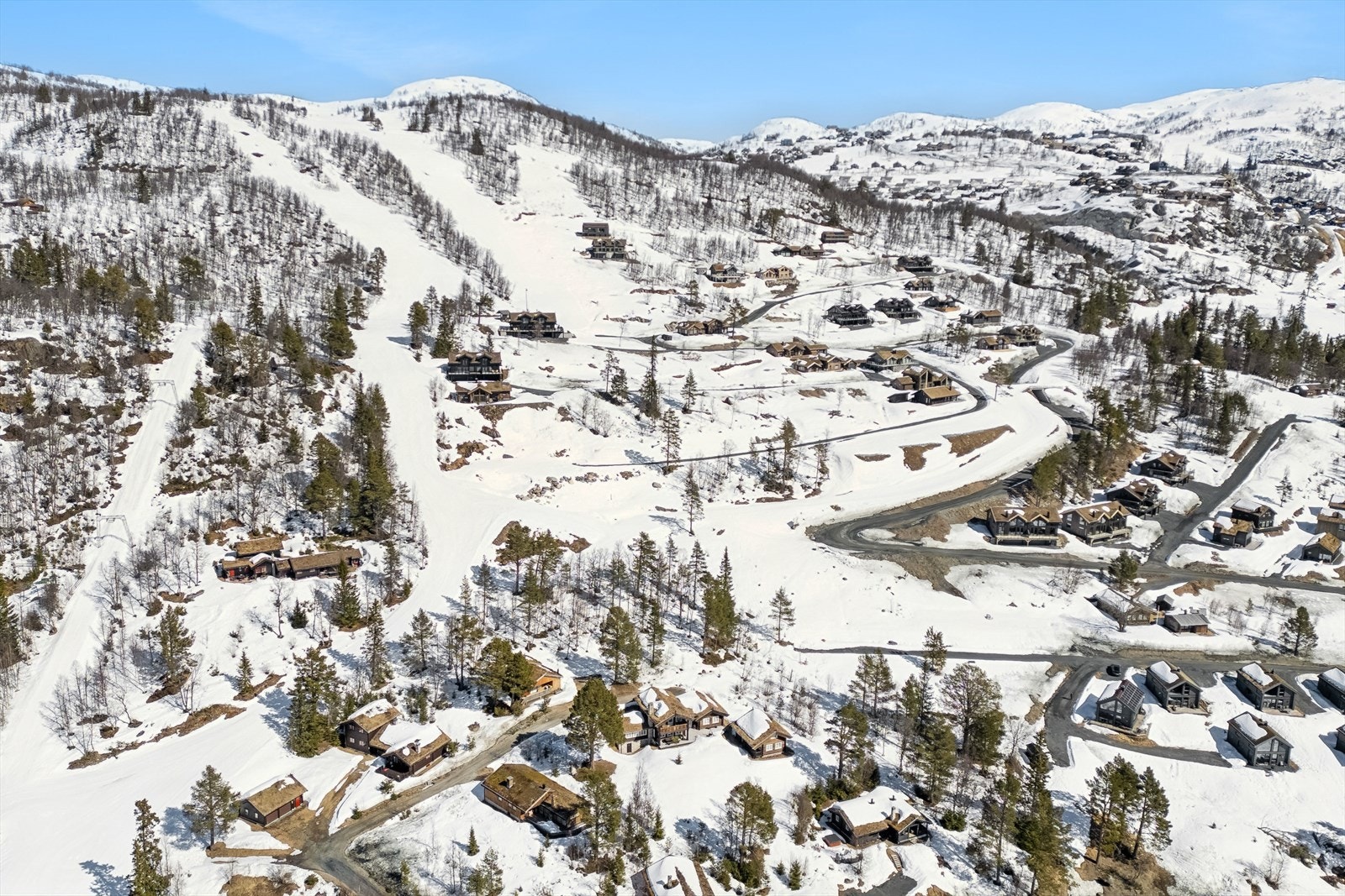 Med en størrelse på 597,5 kvadratmeter og en bya på 30%, er det rikelig med plass til å realisere dine hyttedrømmer i dette idylliske hjørnet av fjellet. Galleribilde