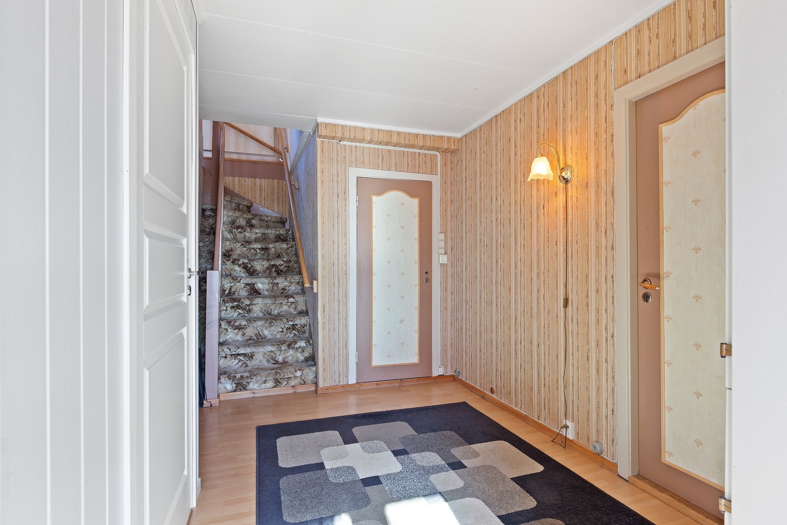 Romslig hall med god plass til yttertøy og sko Galleribilde
