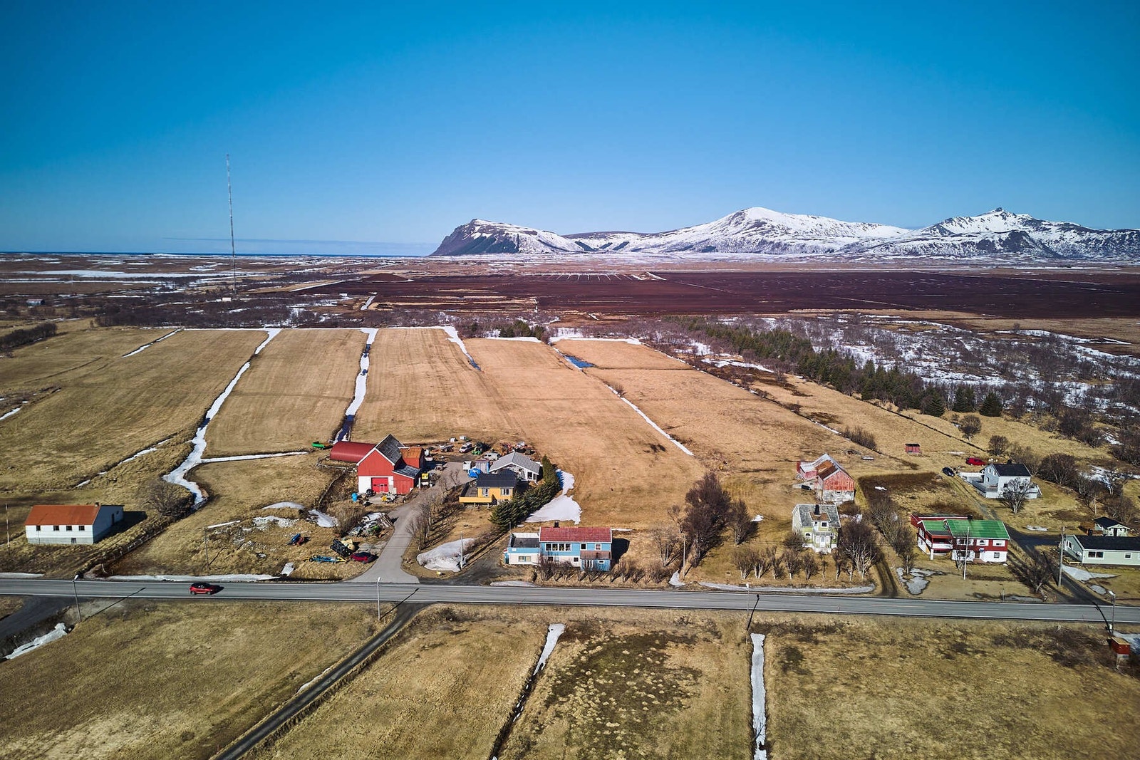 Eiendommen har landlig beliggenhet på Saura. Ca 20 km til Andenes som er kommunesenteret med diverse servicetilbud og flyplass. Galleribilde