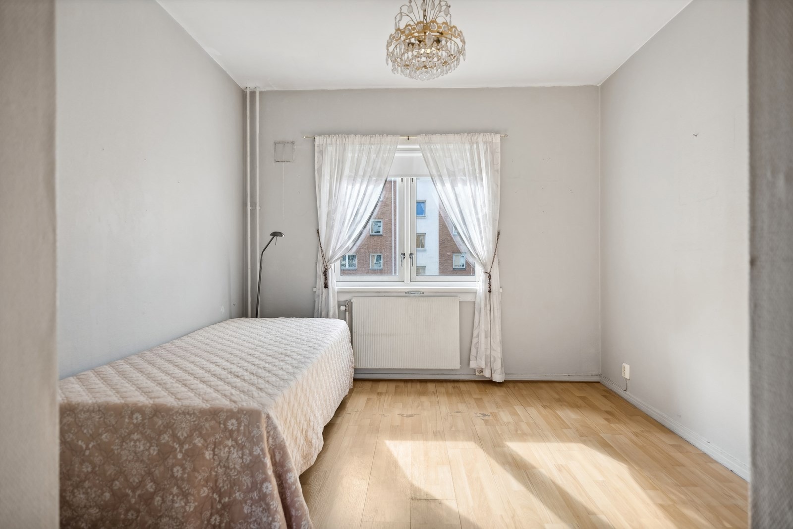 Leiligheten byr på to gode soverom med plass til dobbeltseng og tilhørende nattbord. I hovedsoverom har du plassbygde skap, mens på soverom 2 er det montert skyvedørsgarderobe. Galleribilde