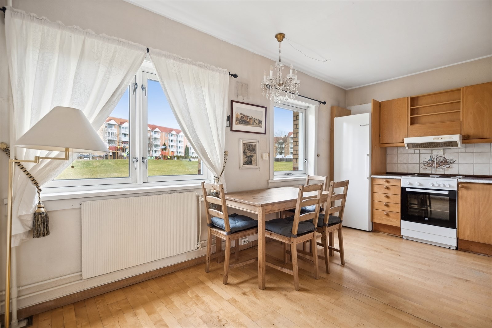 Kjøkken i delvis åpen løsning mot stue. Kjøkkenet er romslig og har god plass til å etablere frokostbord. Galleribilde