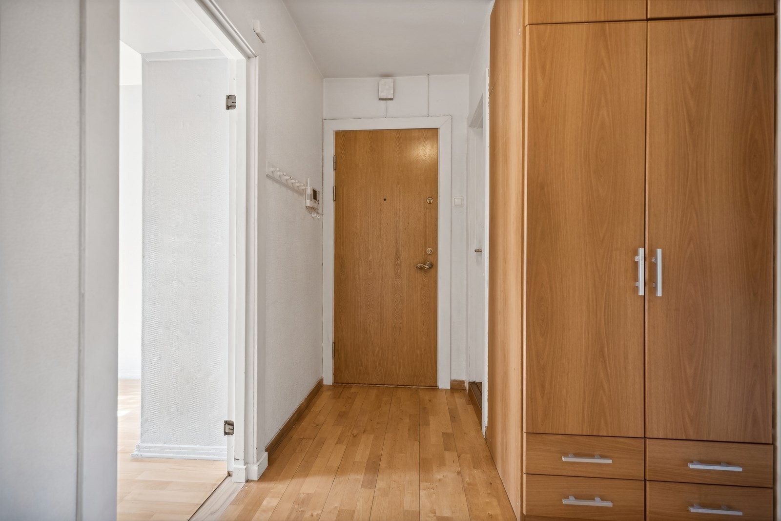 Du ønskes velkommen av entré/gang med gode muligheter for oppbevaring og oppheng av yttertøy. Gangen er innredet med knagger på vegg og garderobeskap. Galleribilde