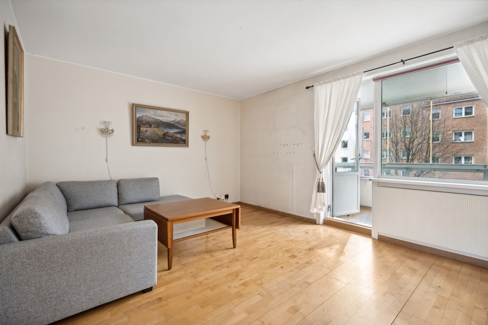 Her er det god plass til både sofagruppe, spisestue og annet ønskelig møblement. Stuen har store vindusflater som slipper inn rikelig med naturlig lys. Galleribilde