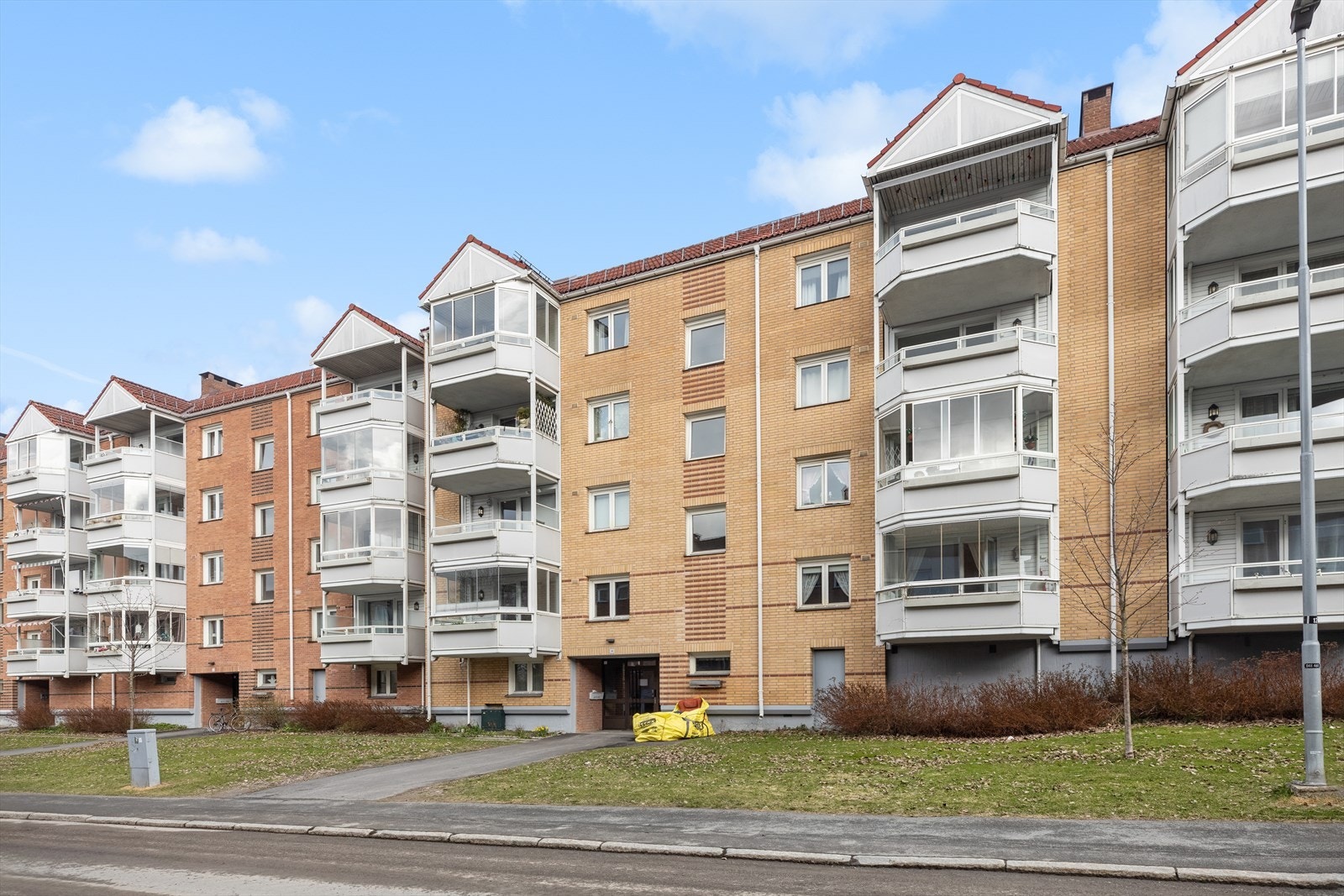 Leiligheten har en sentral beliggenhet i veletablerte omgivelser på Manglerud. Bydelen byr på et rikt forretnings- og servicetilbud med Manglerud Senter i umiddelbar nærhet, med blant annet klesbutikker, kafeer, frisører, matvarebutikker, vinmonopol m.m Galleribilde