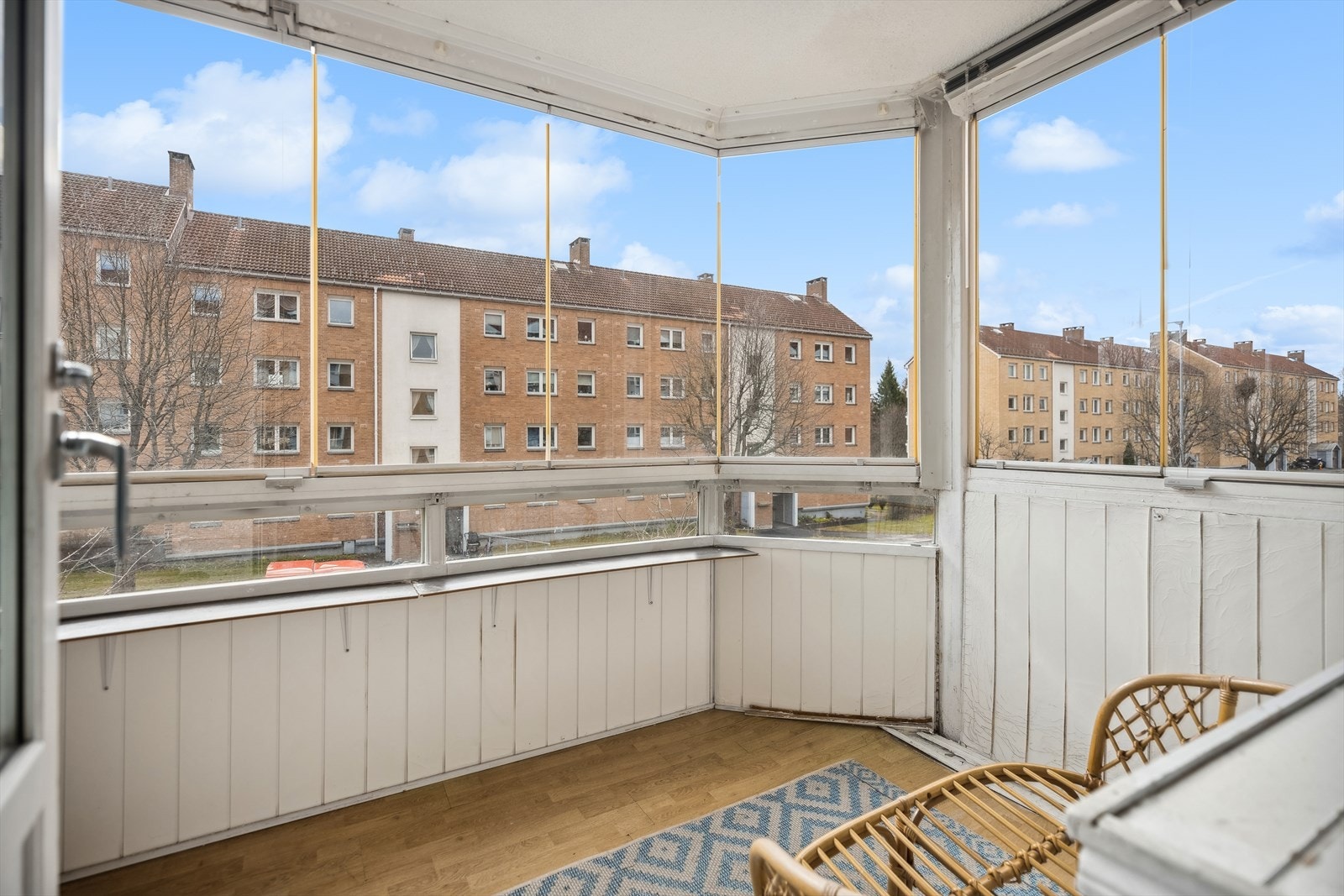 Fra stuen er det utgang til innglasset balkong på ca 8 m². Galleribilde