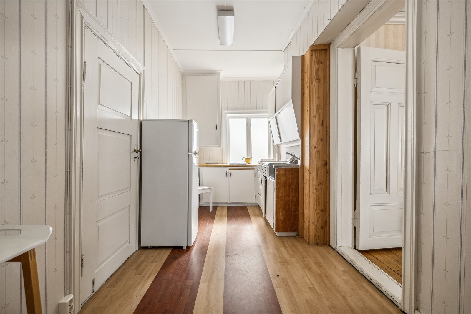 Fra kjøkkenet i andre etasje er det adkomst til en større bod som strekker seg over to plan. Galleribilde