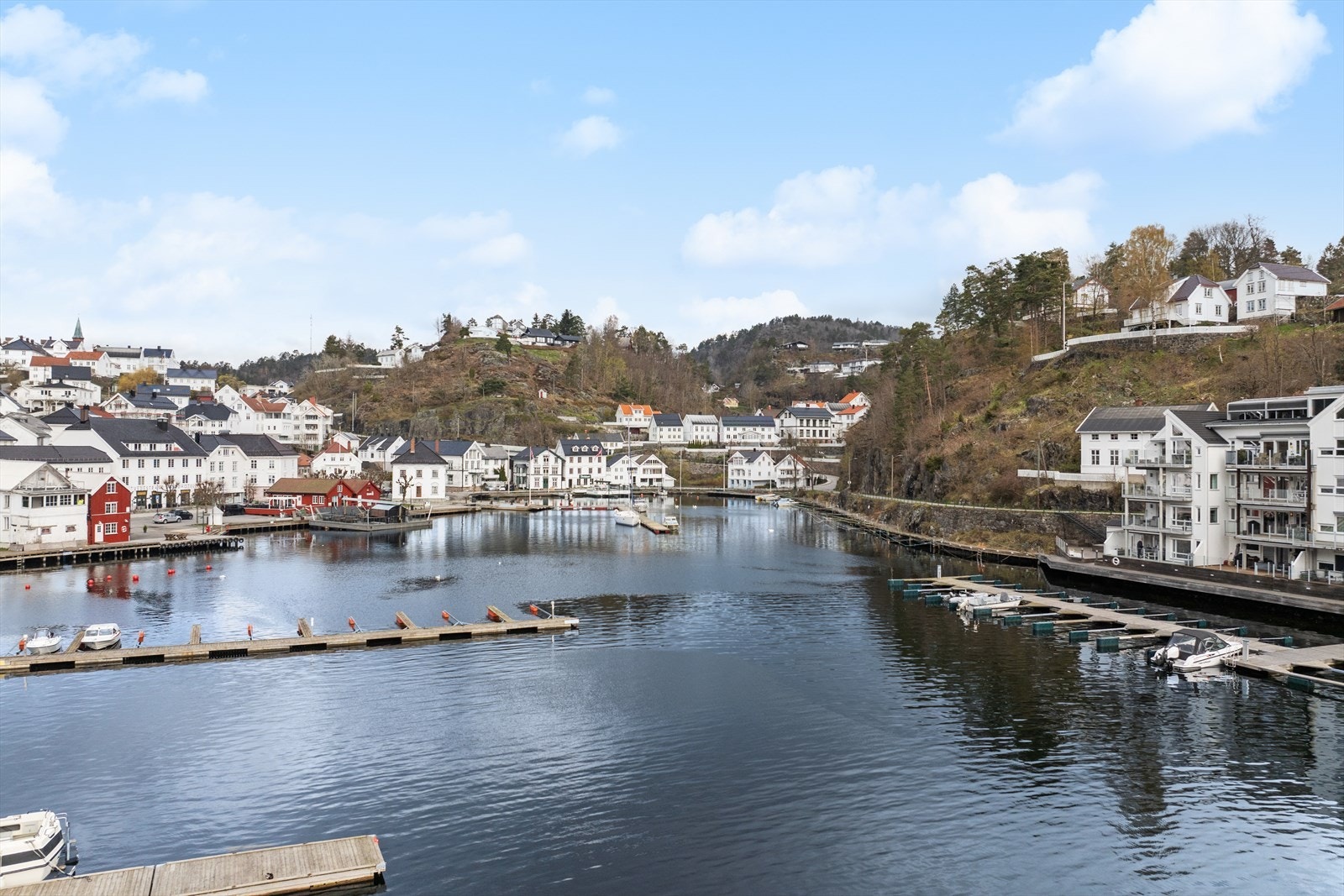 Fra eiendommen er det kort avstand til diverse fasiliteter og servicetilbud. Galleribilde