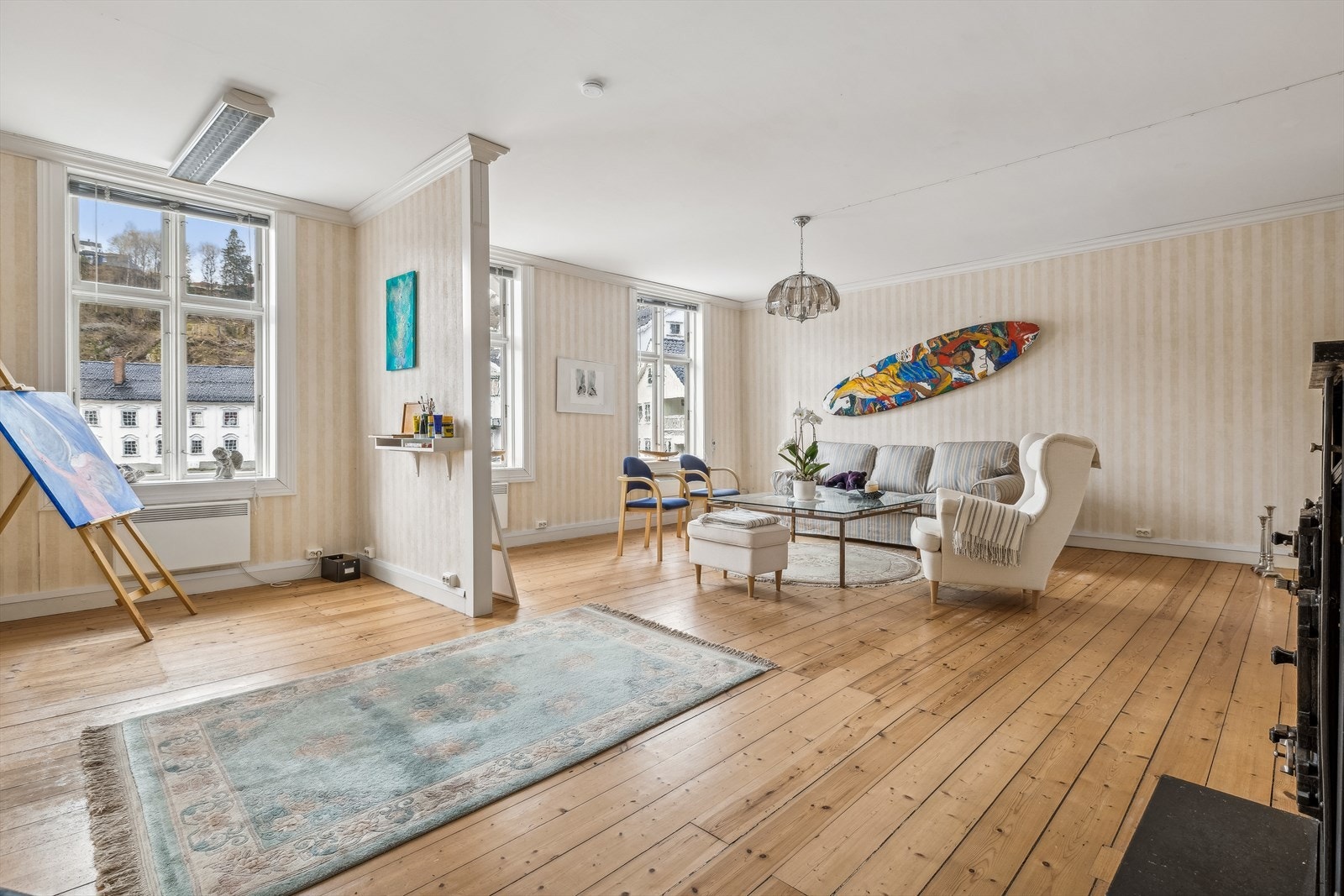 Stuen i andre etasje er av god størrelse, rikelig med plass til diverse møblementer. Galleribilde