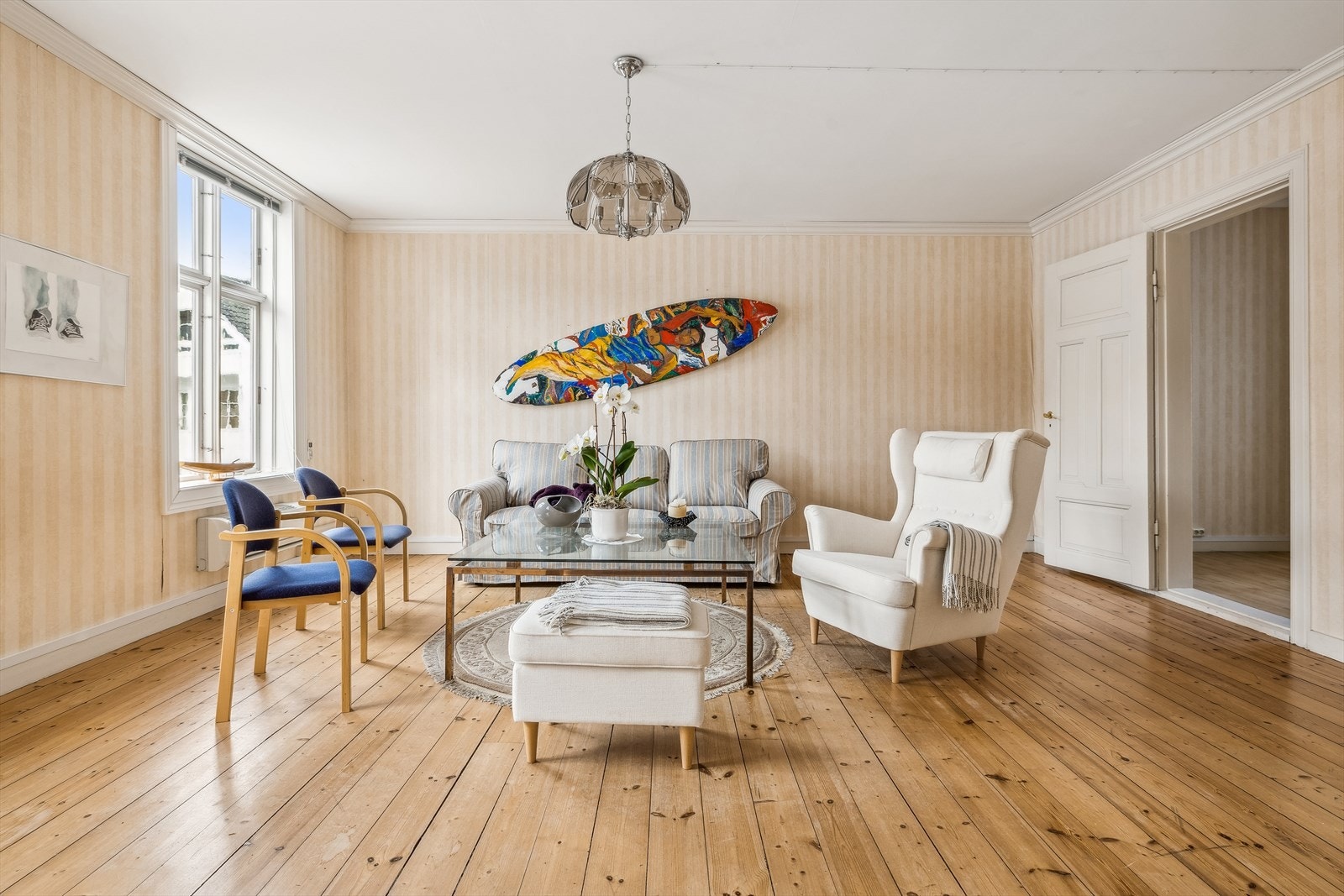 Stuen gir arealplass til både sofa- og spisegruppe. Galleribilde