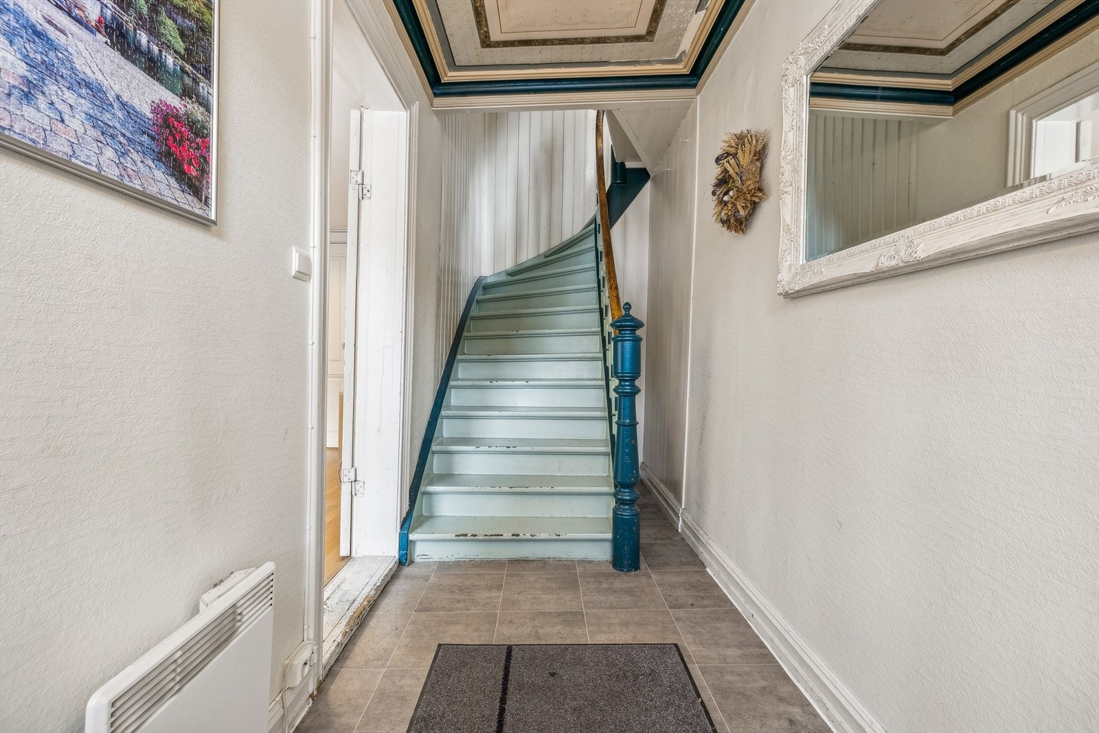 Fra inngangspartiet i første etasje er det tilgang til både butikk/næringsdel i første etasje og boligens øvrige etasjer. Galleribilde